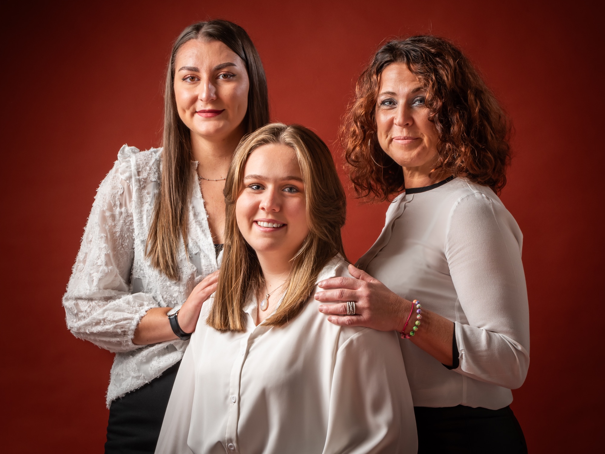 Portrait de famille avec trois femmes souriantes en studio