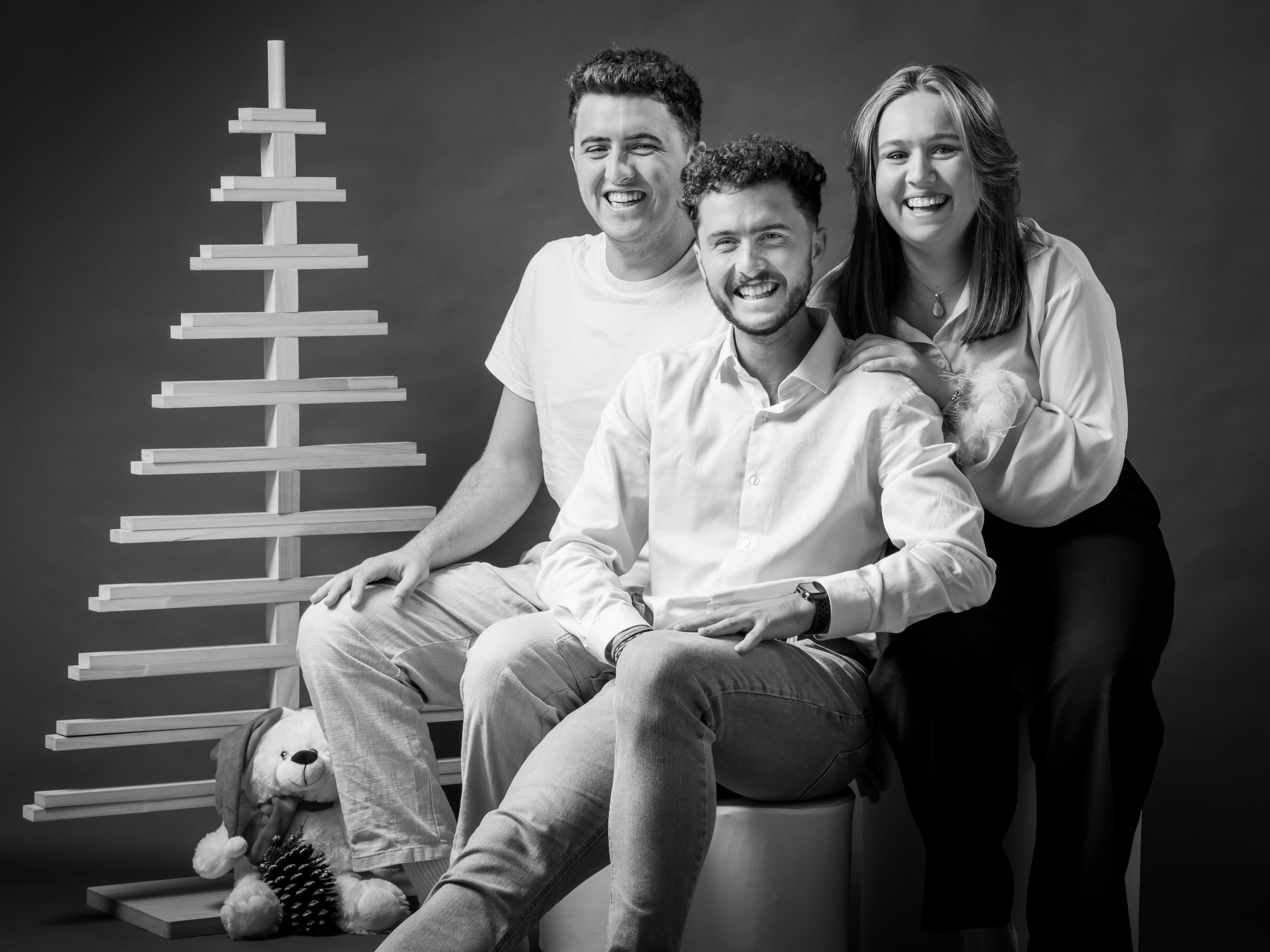Portrait en noir et blanc d'une famille souriante en studio