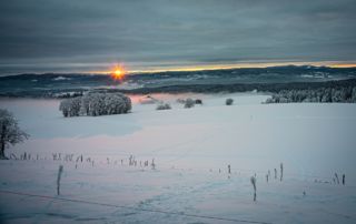 Paysage enneigé au coucher de soleil près de Saône, Doubs