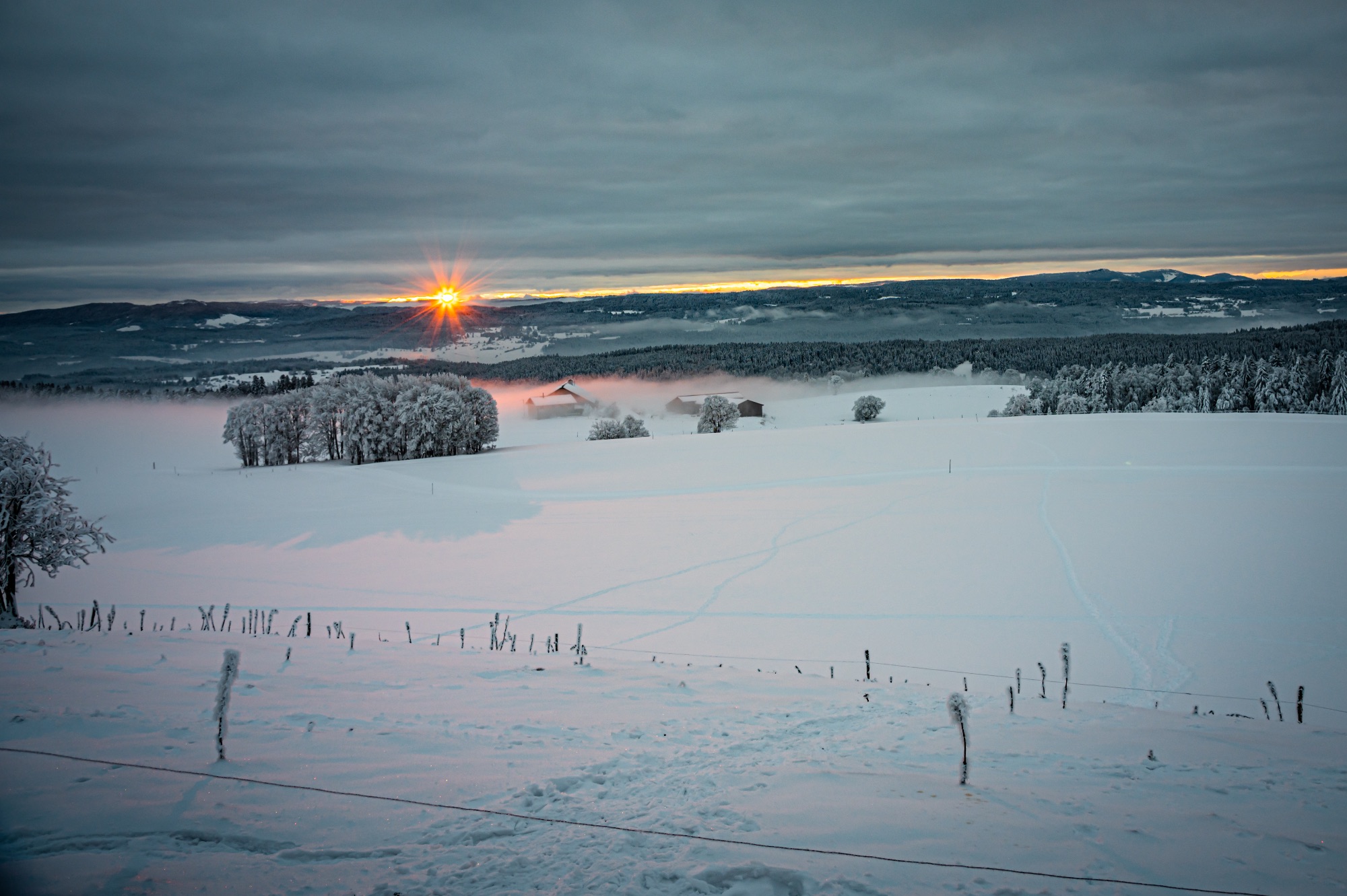 Paysage enneigé au coucher de soleil près de Saône, Doubs