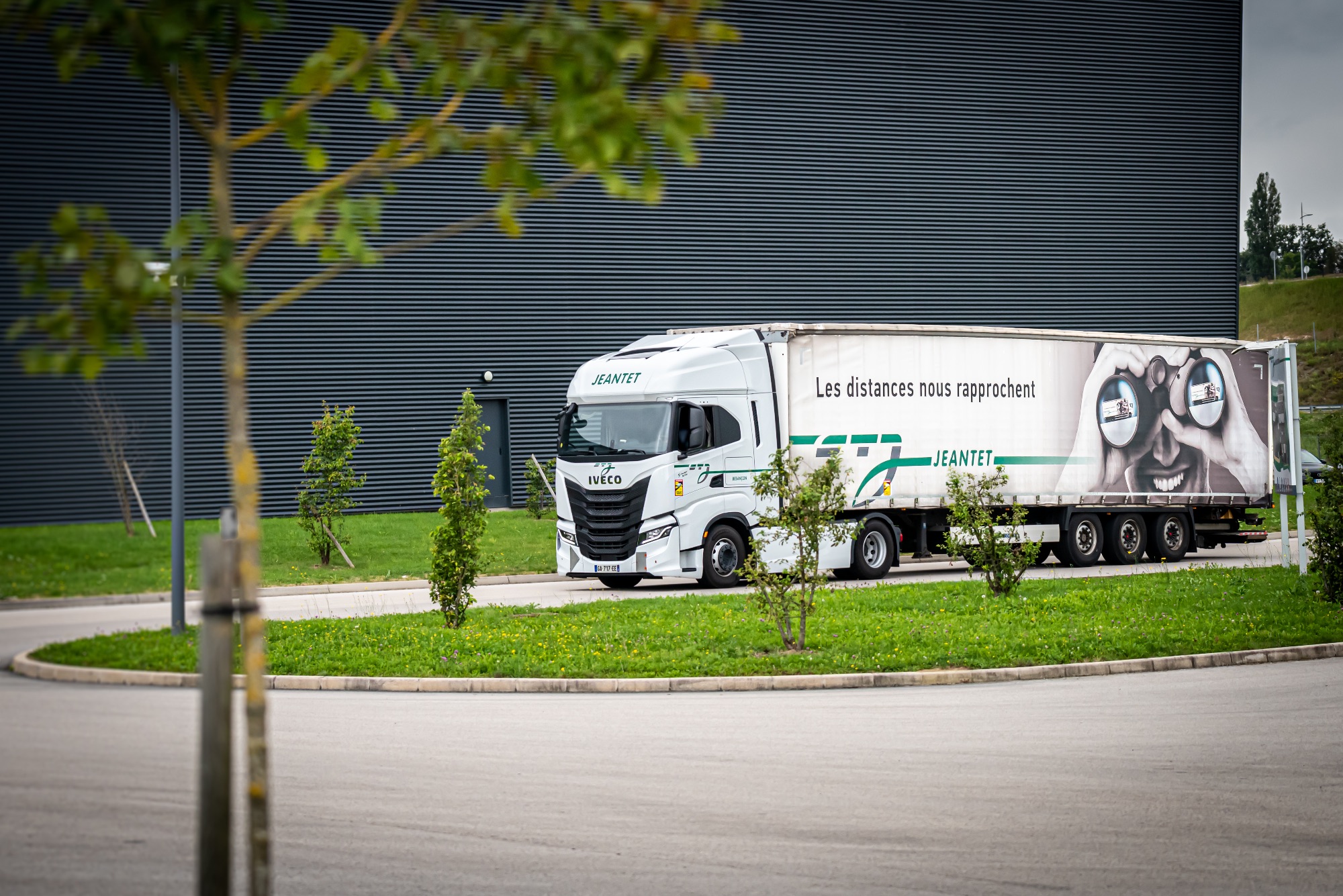 Camion de livraison sur un site professionnel à Saône.