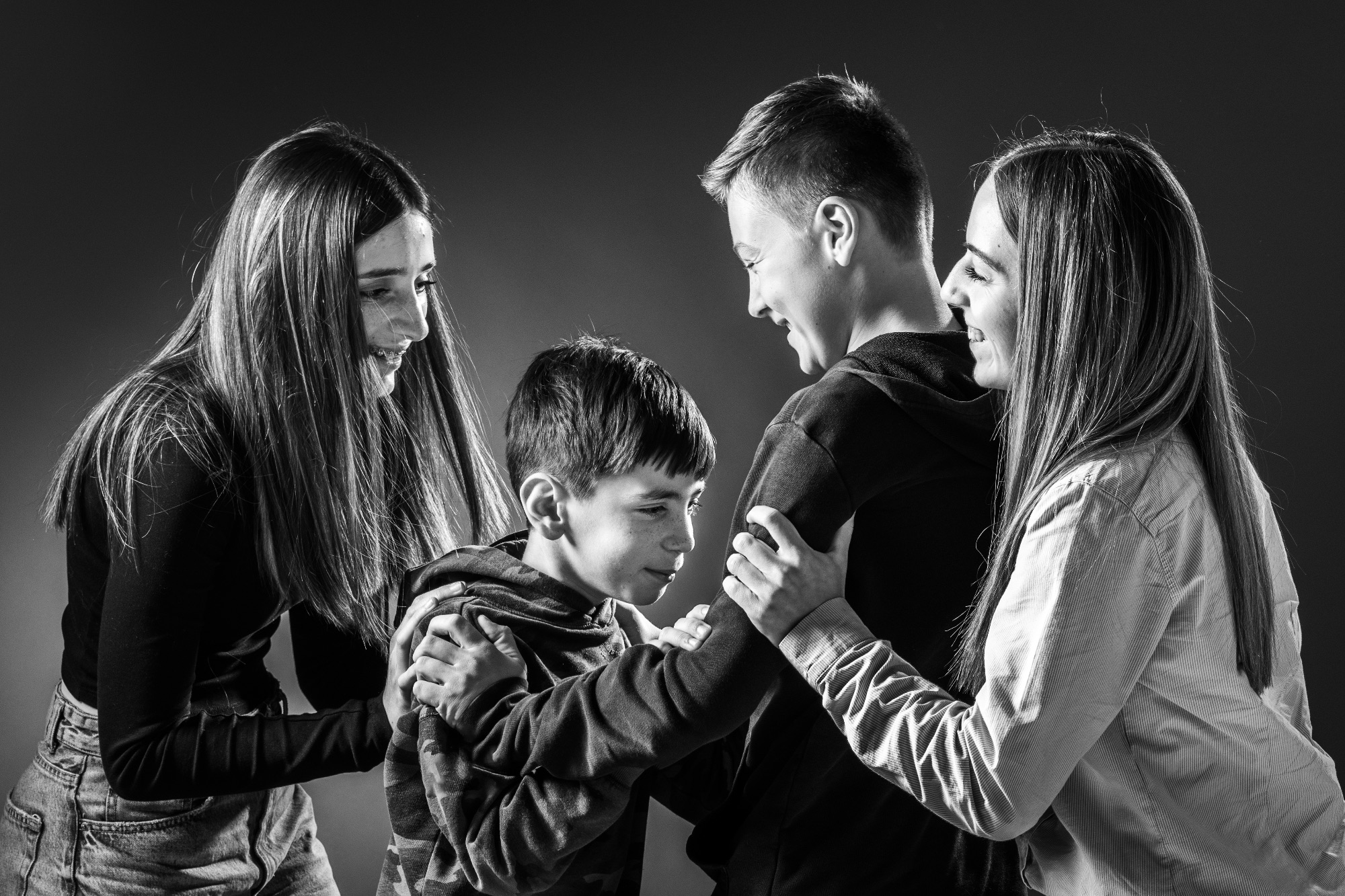 Séance photo en famille, rires et complicité entre enfants et parents.