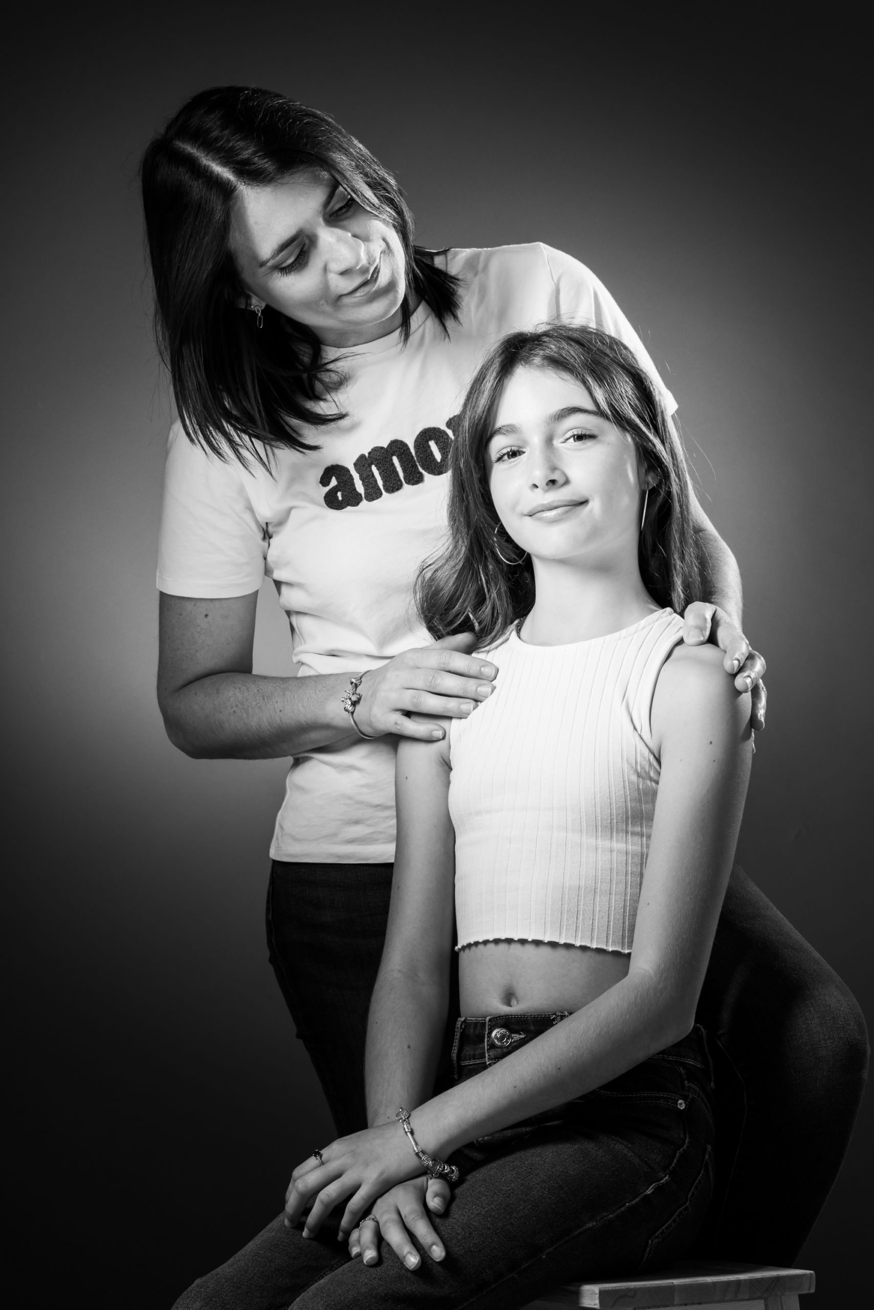 Portrait en noir et blanc d'une mère et sa fille en studio