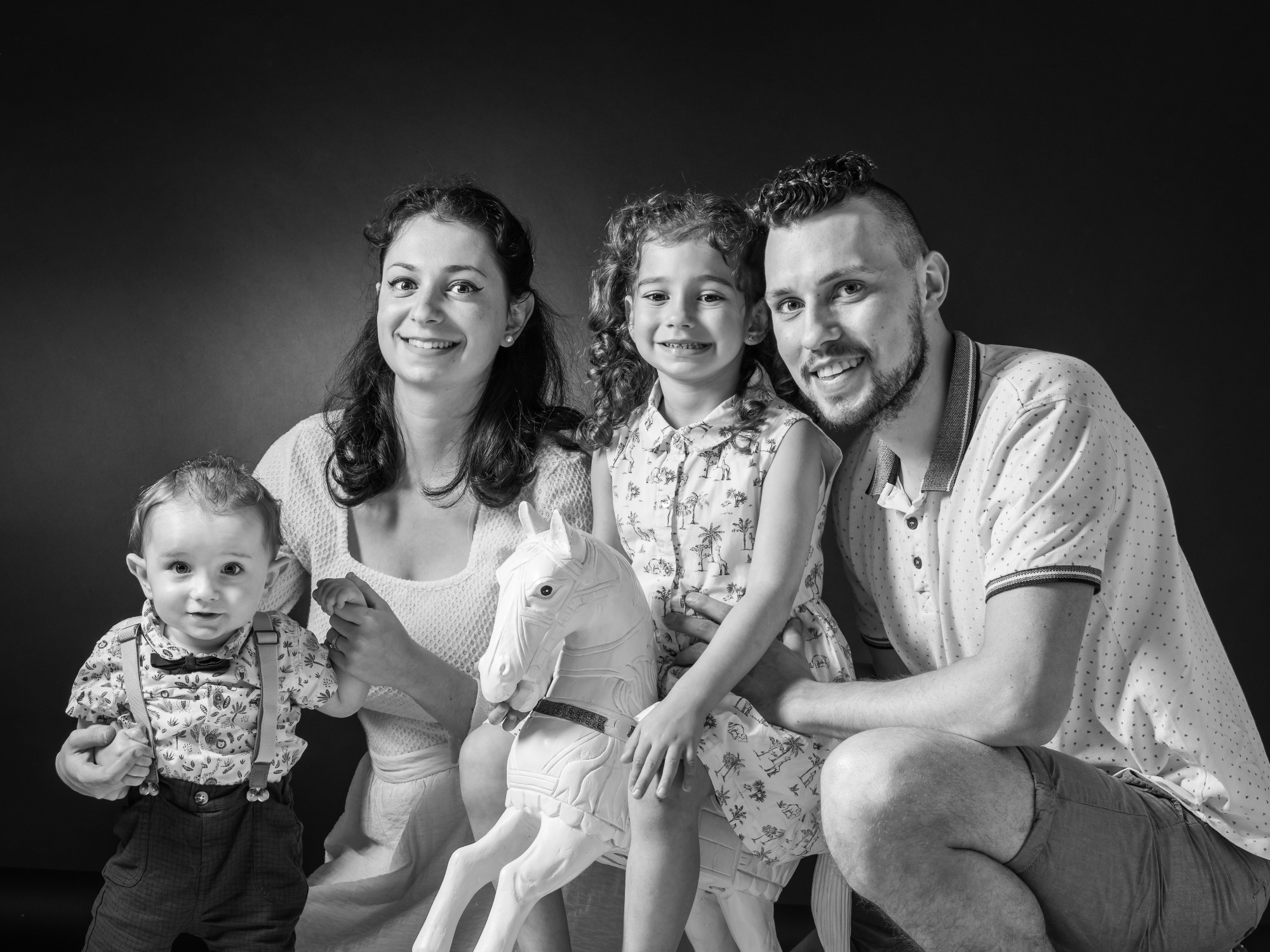 Séance photo en famille avec enfants, ambiance chaleureuse et naturelle.