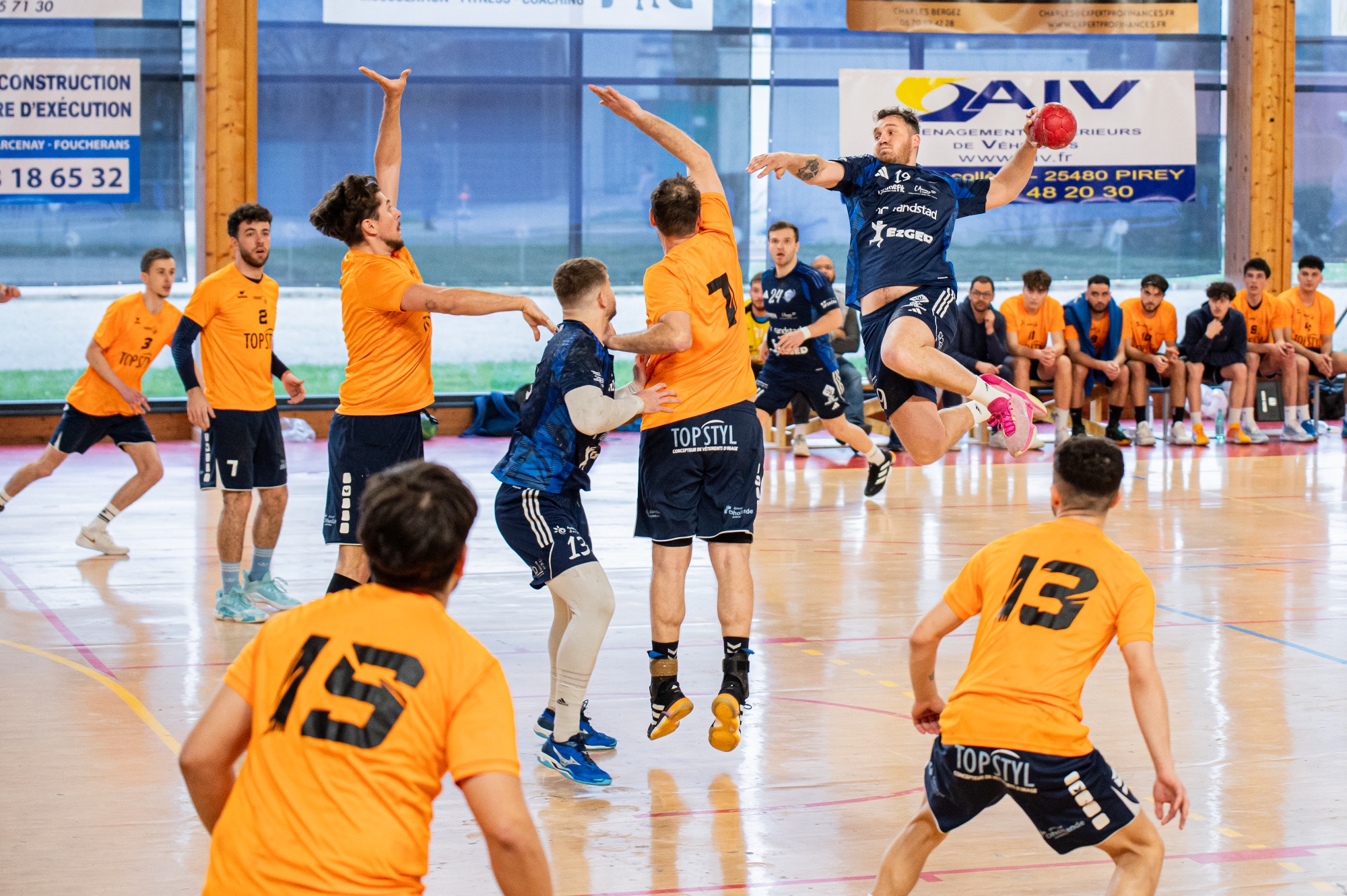 Joueur de handball en action lors d'un match en salle