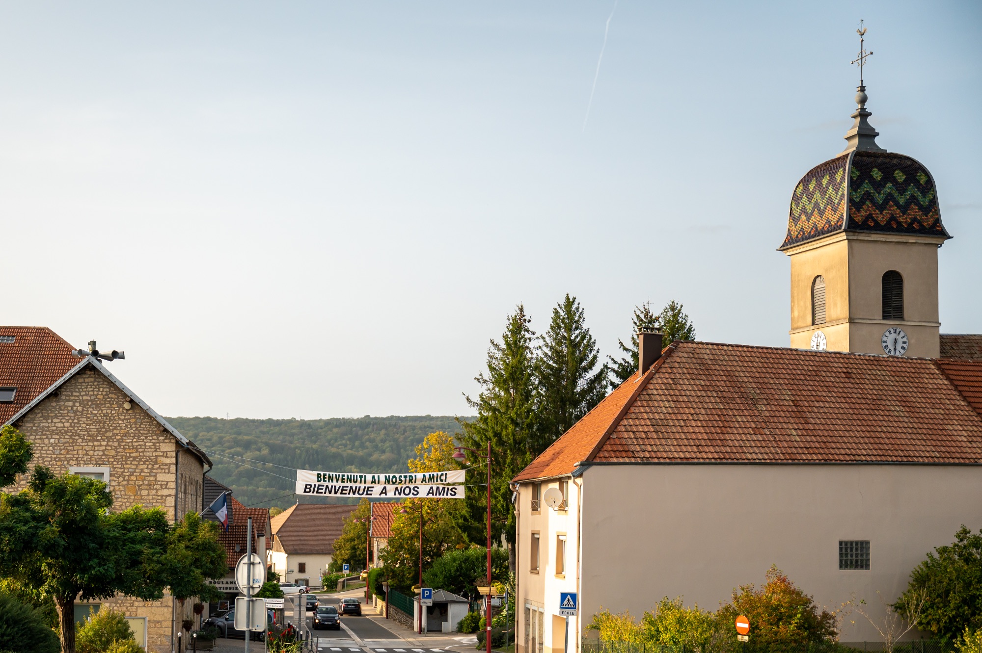 Vue de Saône avec bâtiments et église sous un ciel clair
