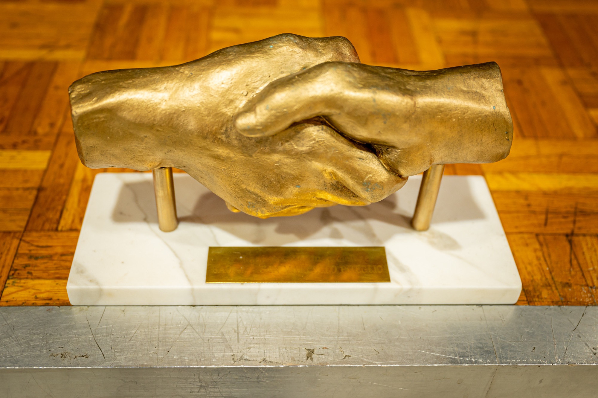 Sculpture de mains en bronze symbolisant la collaboration professionnelle