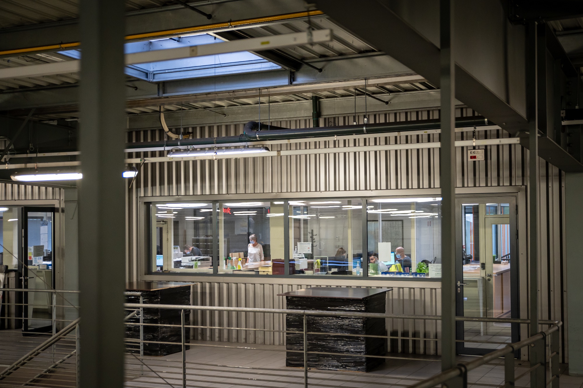 Espace de travail professionnel avec bureaux et lumière naturelle