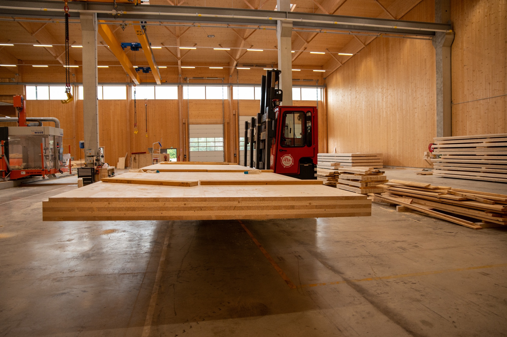 Vue intérieure d'un espace de travail avec des planches de bois