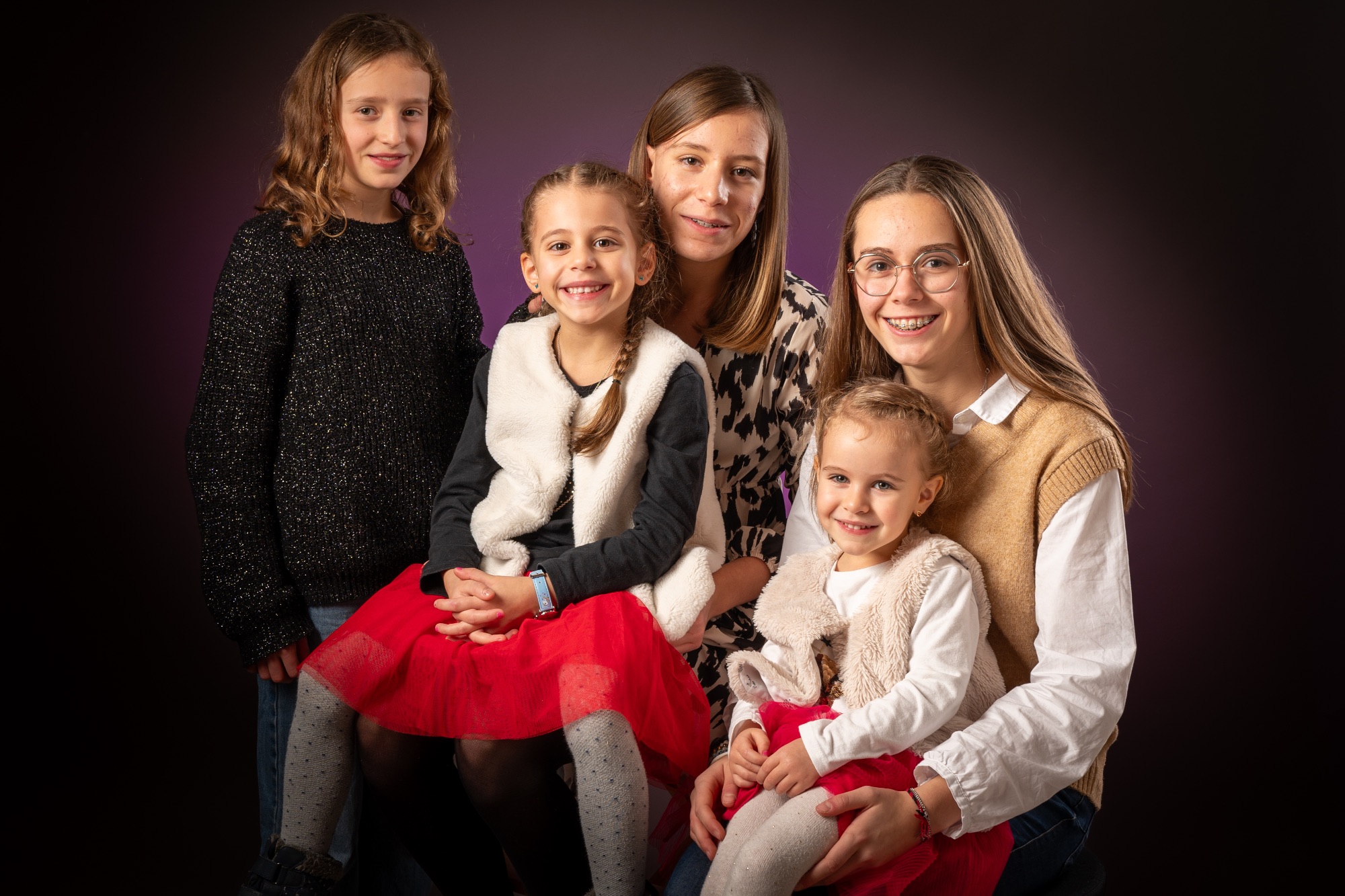 Séance photo famille en studio avec quatre jeunes filles souriantes