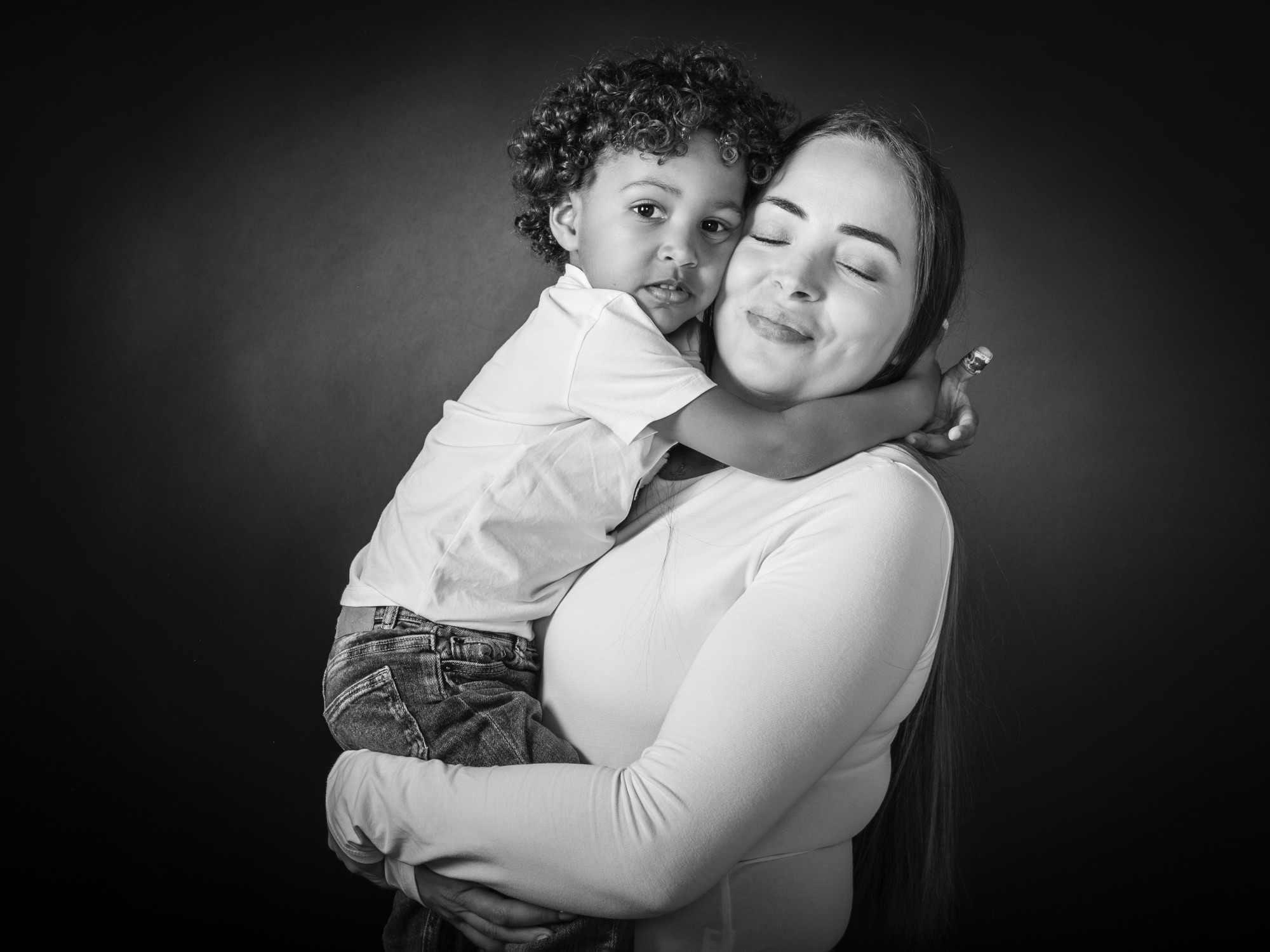 Portrait d'une mère souriante avec son enfant dans les bras