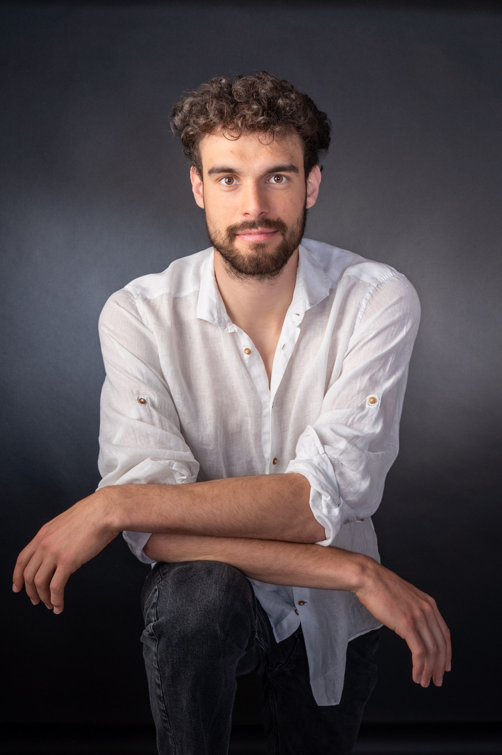 Portrait d'un homme en chemise blanche sur fond neutre