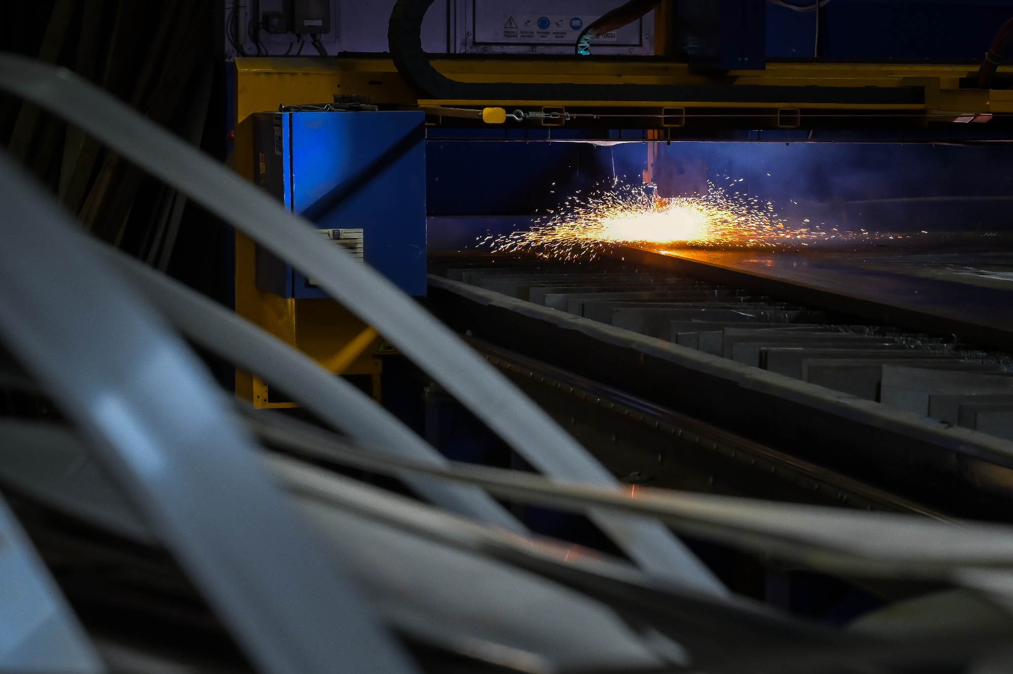 Soudure industrielle avec éclats lumineux et matériaux en métal