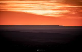 Coucher de soleil sur les collines du Doubs, ambiance paisible et naturelle.
