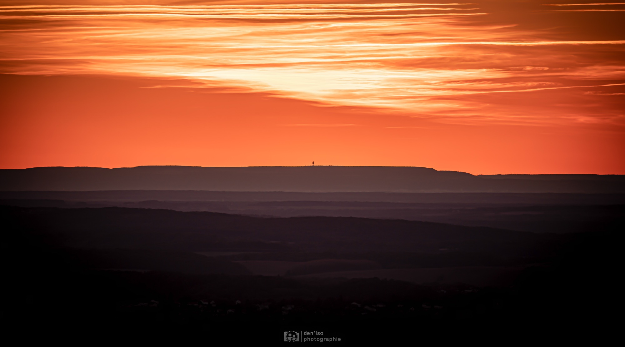 Coucher de soleil sur les collines du Doubs, ambiance paisible et naturelle.