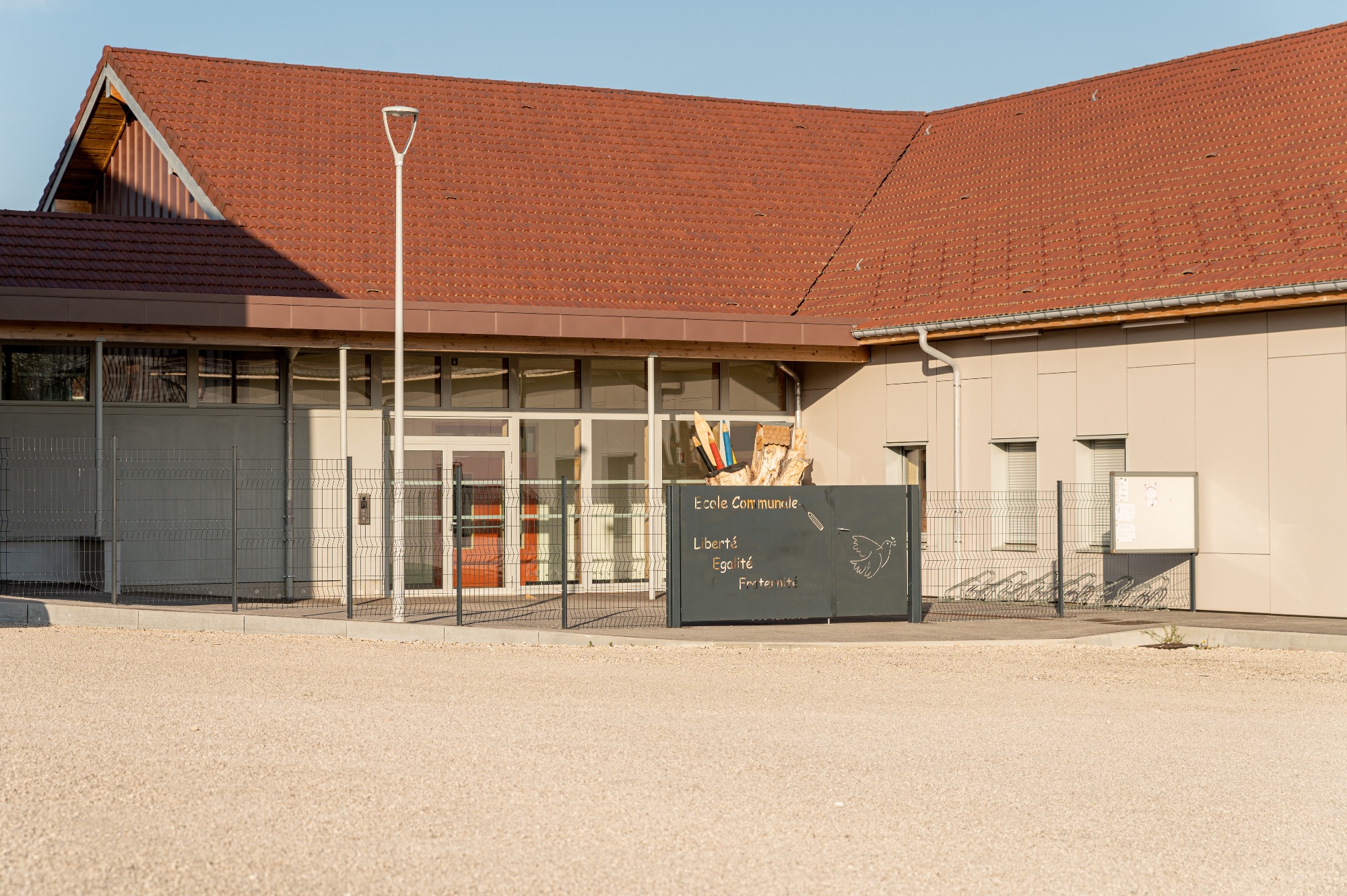 Bâtiment d'une entreprise avec un panneau d'accueil à Saône