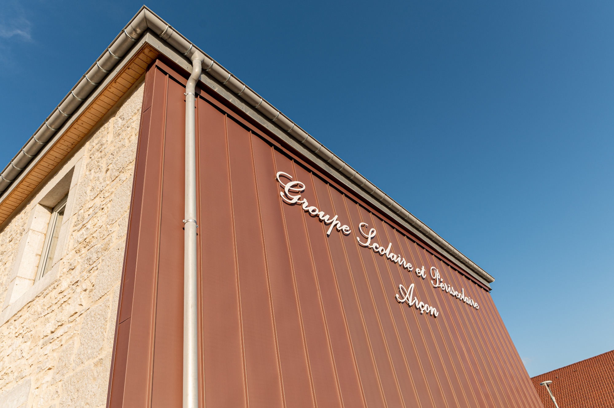 Façade d'une entreprise à Saône, Doubs, sous un ciel bleu