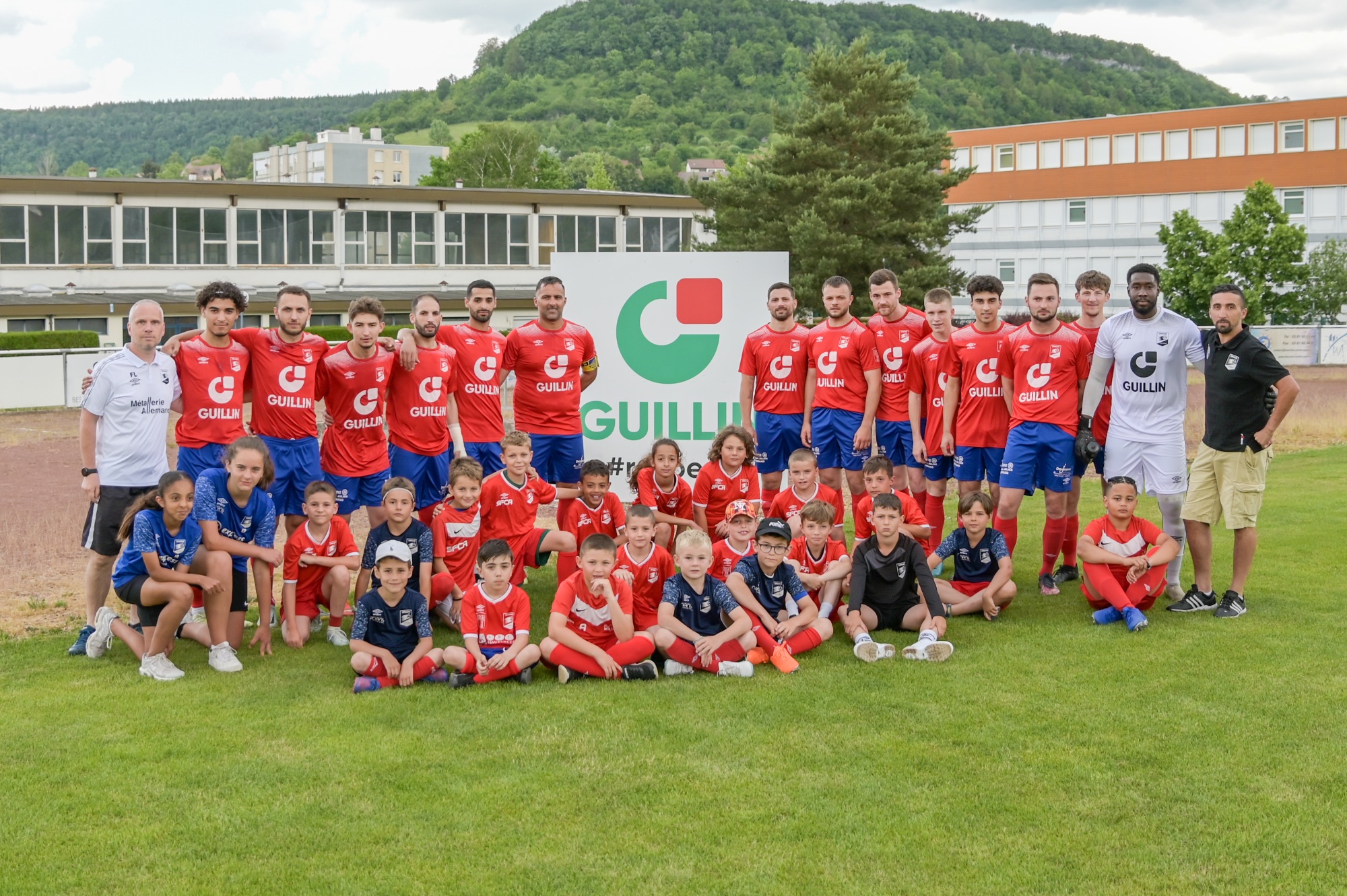 Équipe de football avec enfants et adultes en tenue sur un terrain