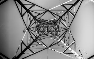 Vue en contre-plongée d'une structure métallique complexe