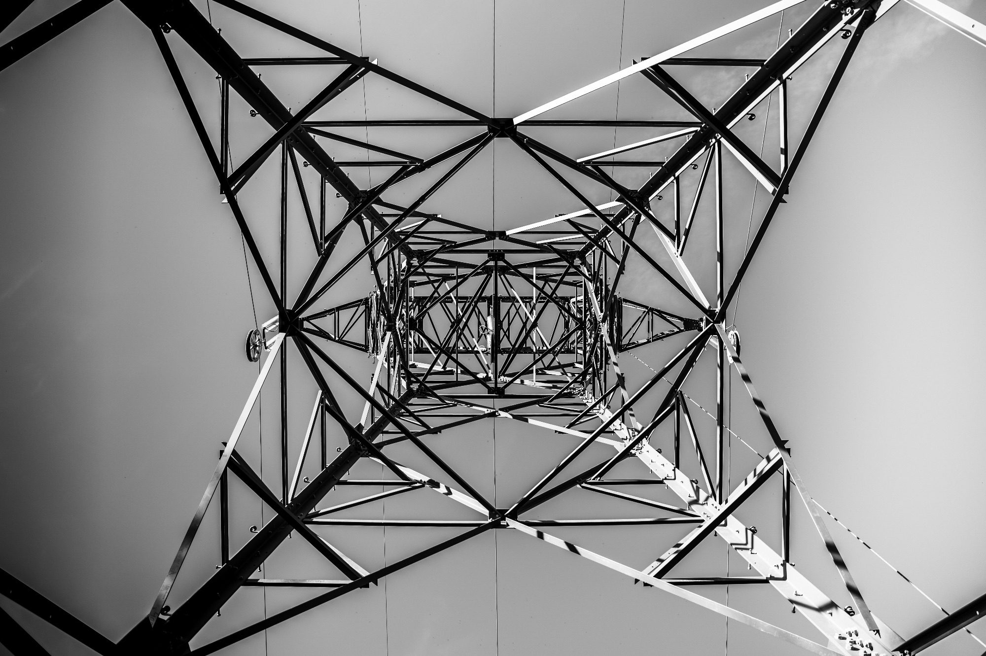 Vue en contre-plongée d'une structure métallique complexe