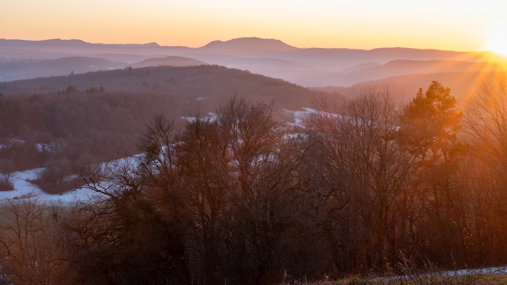 Vue panoramique des collines du Doubs au coucher du soleil
