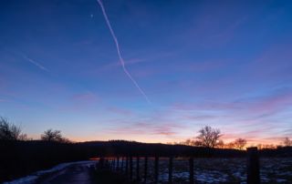 Coucher de soleil sur un paysage naturel avec des nuages colorés