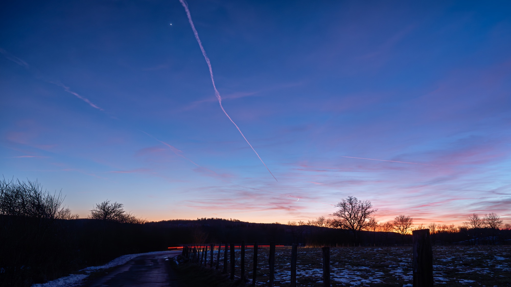 Coucher de soleil sur un paysage naturel avec des nuages colorés