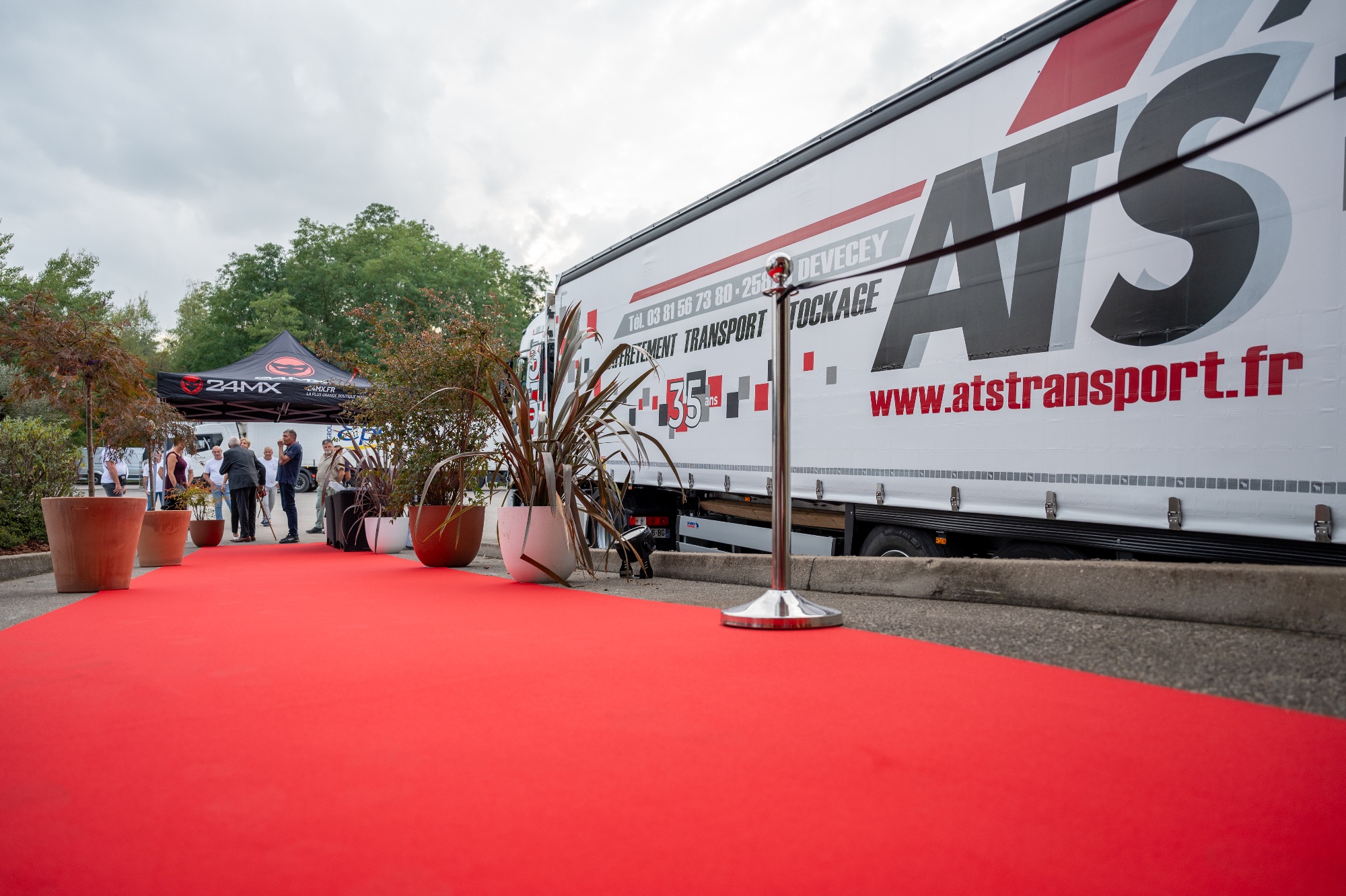 Événement avec tapis rouge et camion de transport en arrière-plan