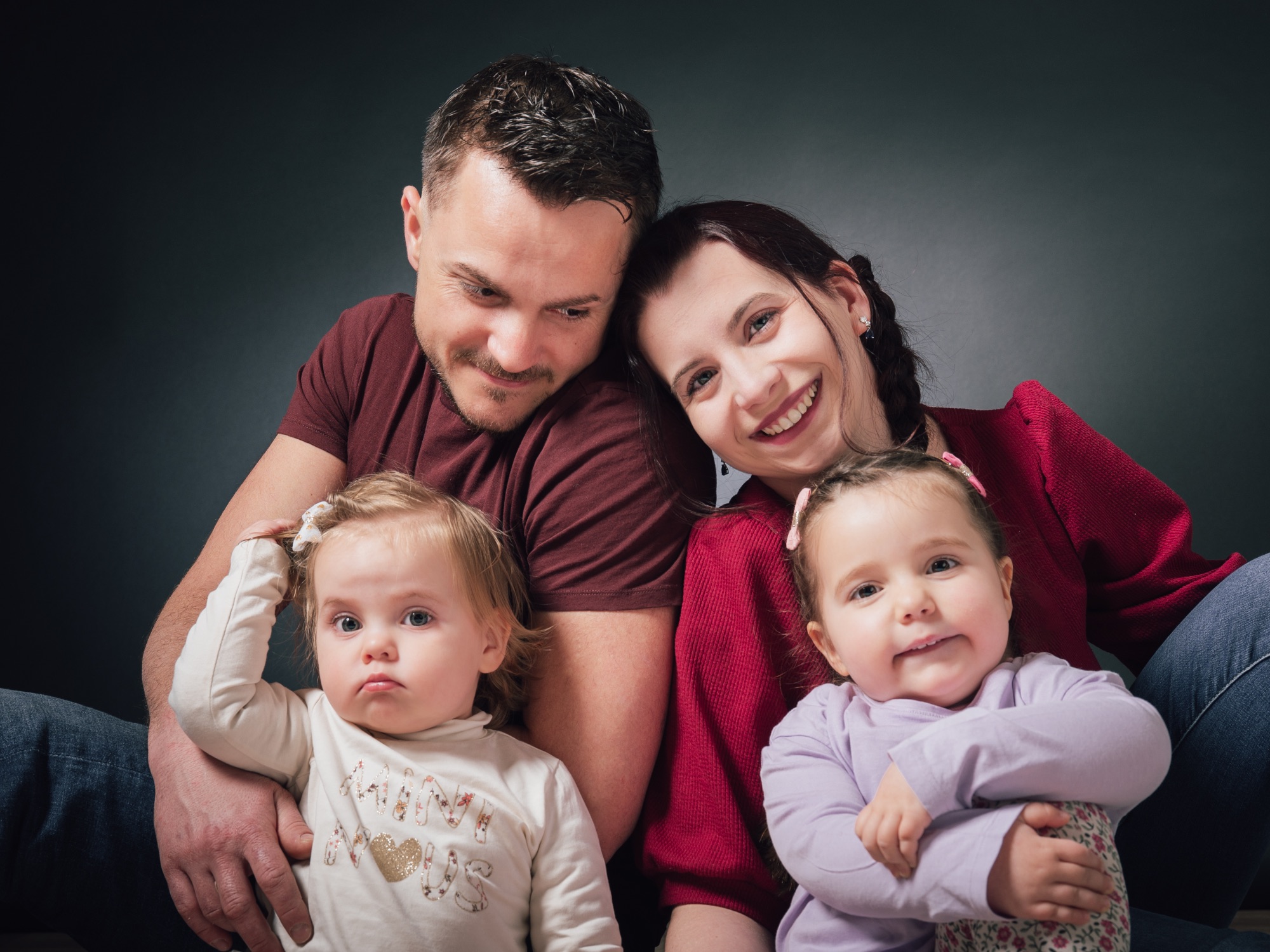 Portrait d'une famille avec deux jeunes enfants en studio