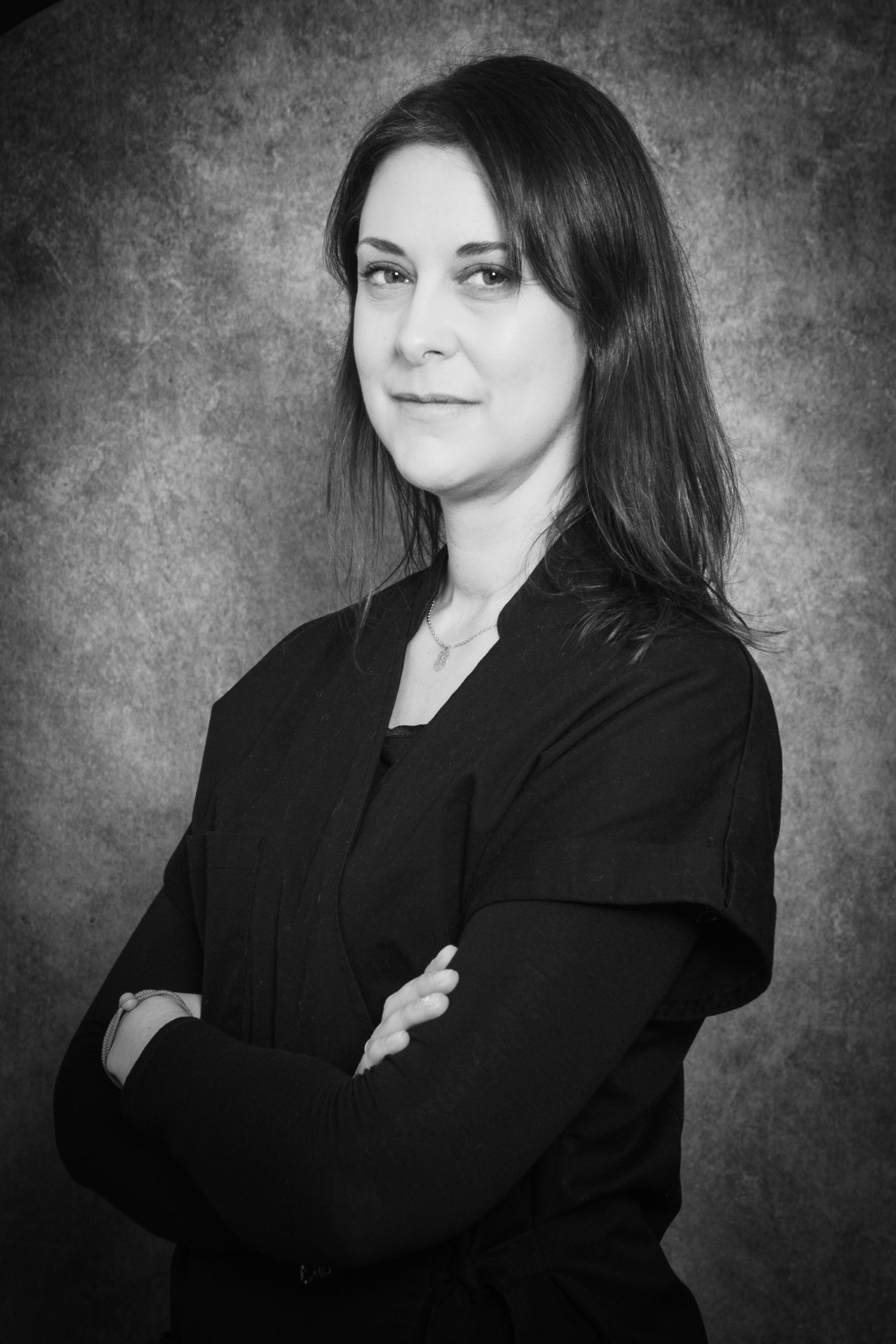 Portrait professionnel en noir et blanc d'une femme souriante