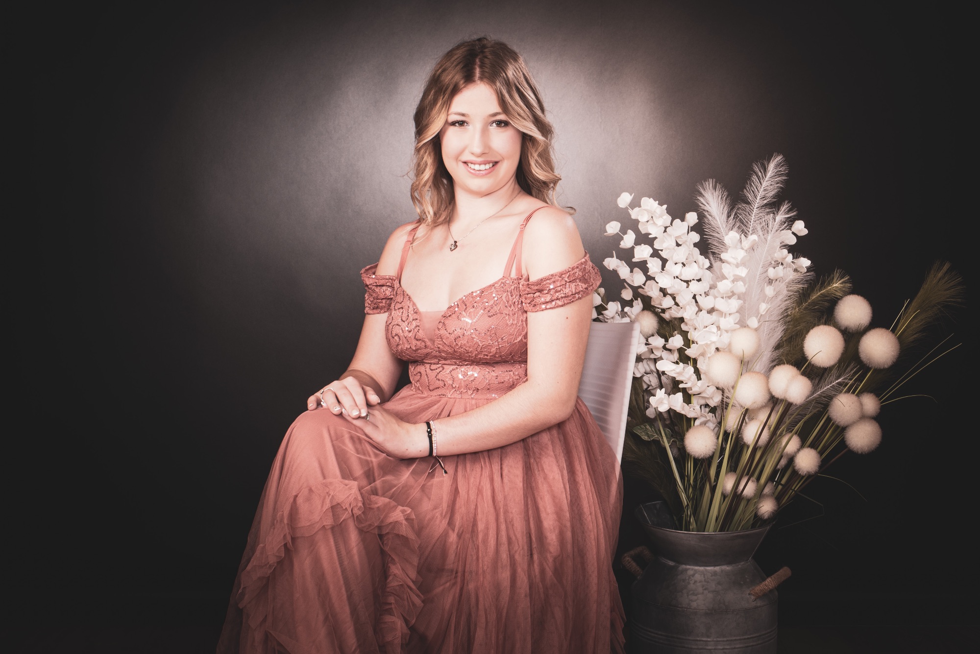 Portrait d'une jeune femme en robe rose dans un studio photo