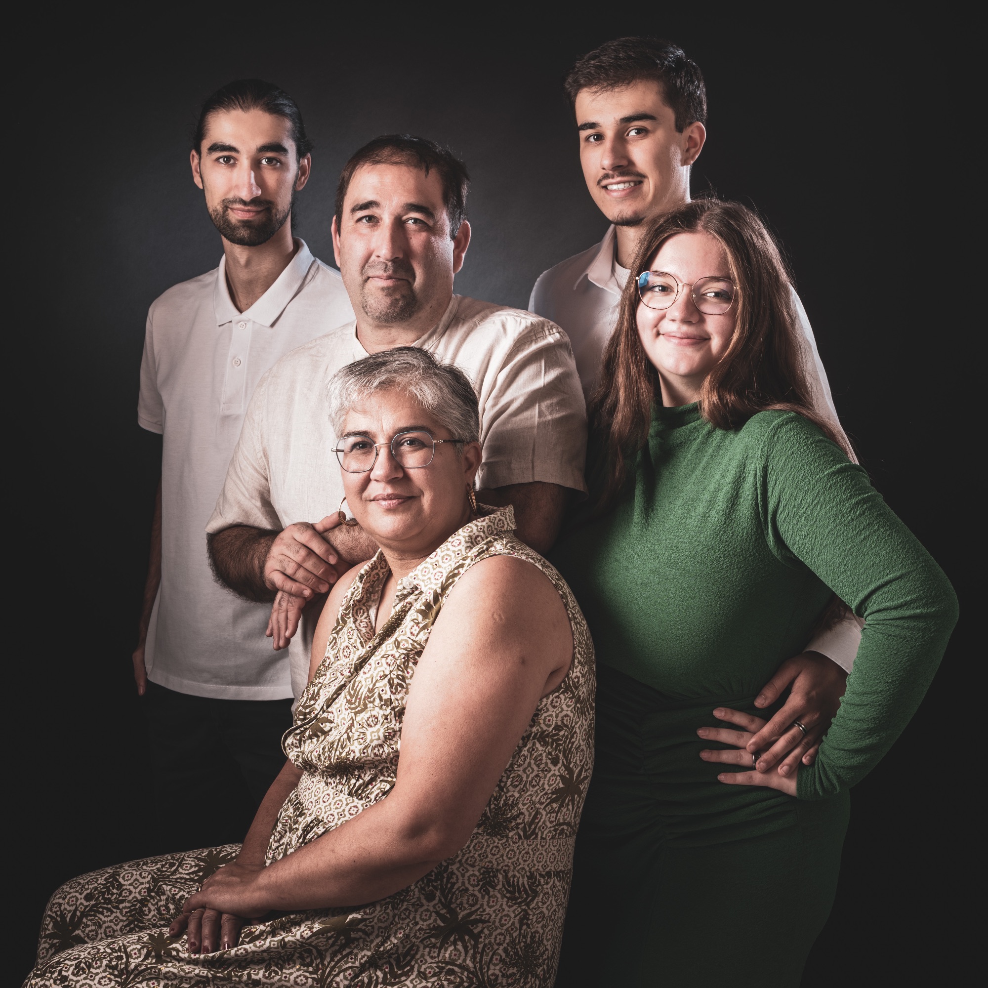 Portrait de famille en studio, ambiance chaleureuse et naturelle.