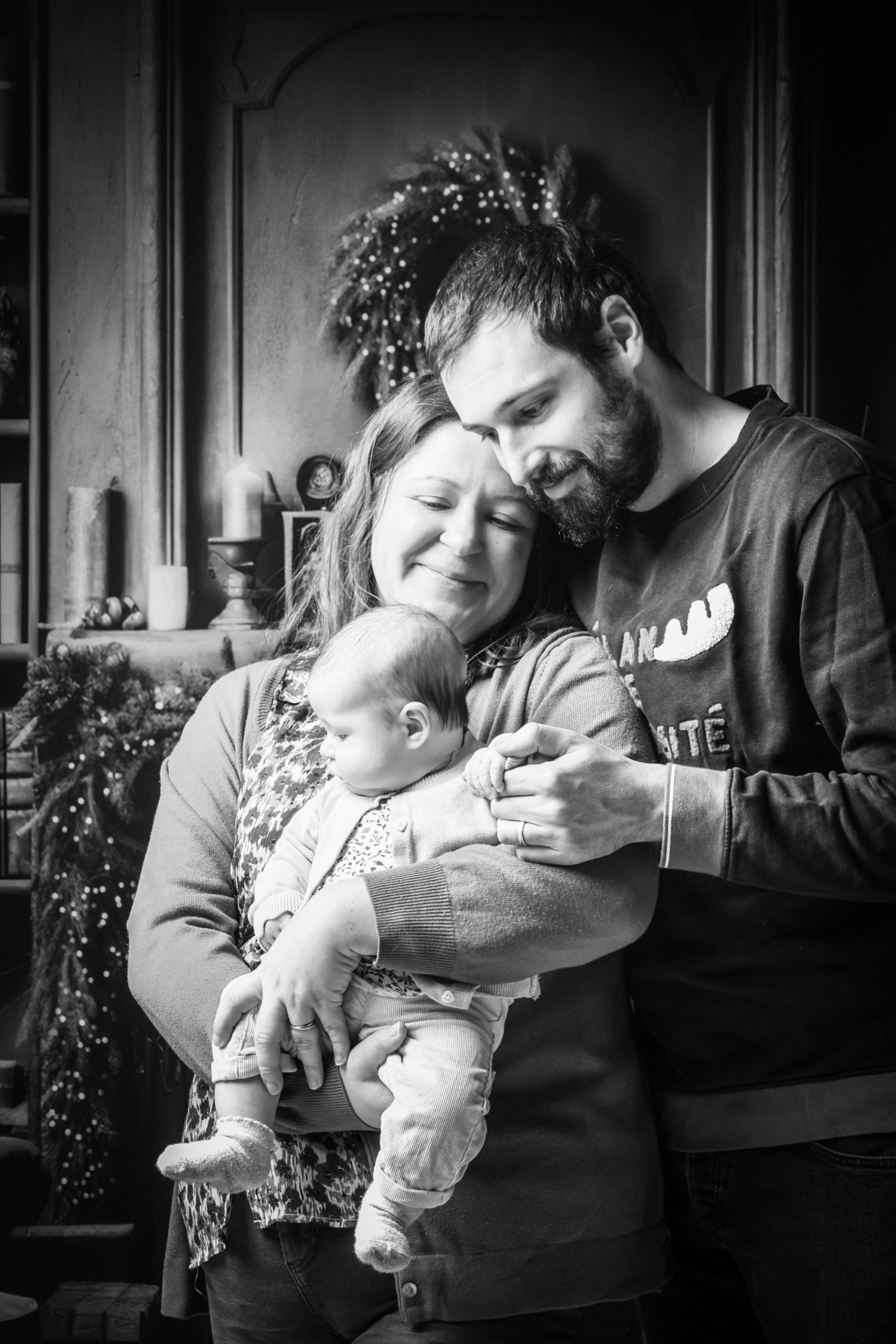 Portrait en noir et blanc d'une famille avec un bébé à Saône