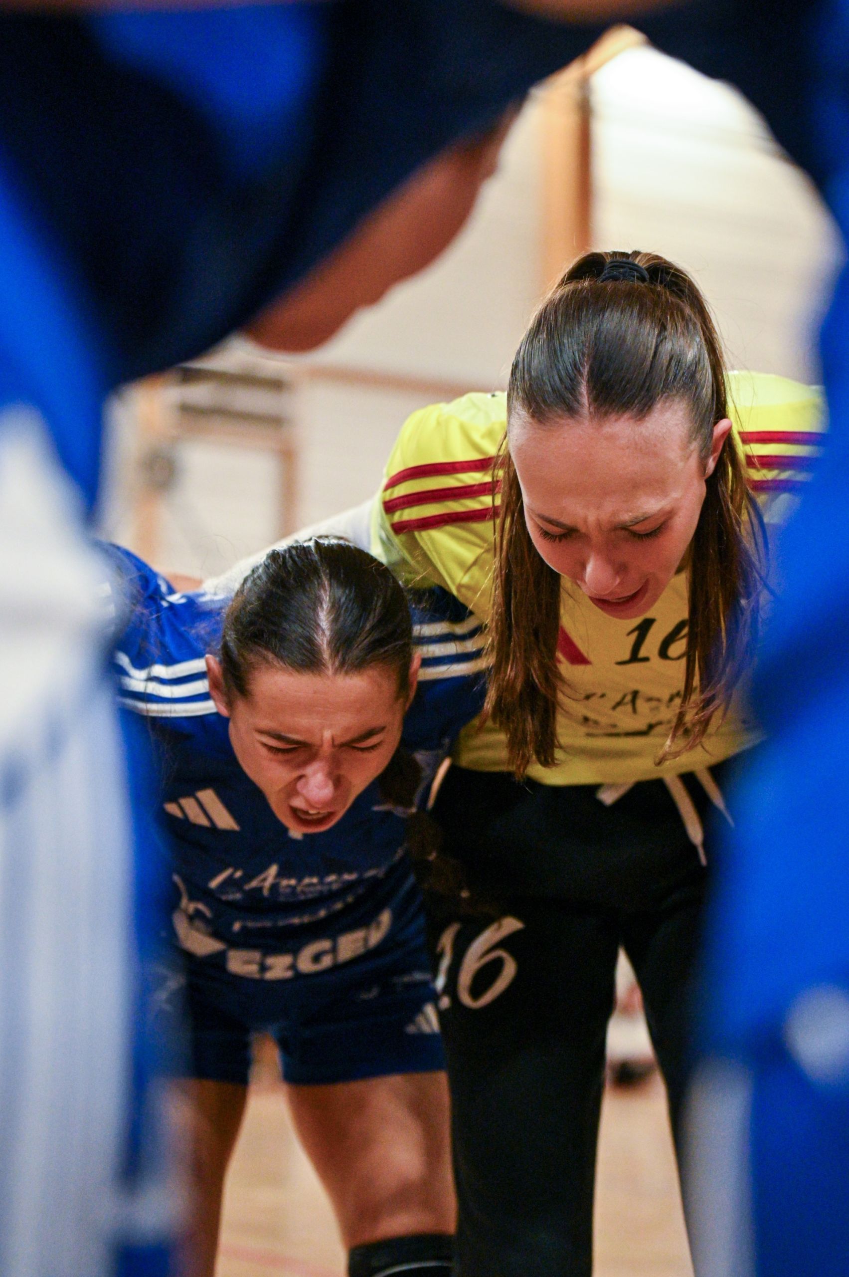 Deux joueuses de sport en pleine concentration avant un match.