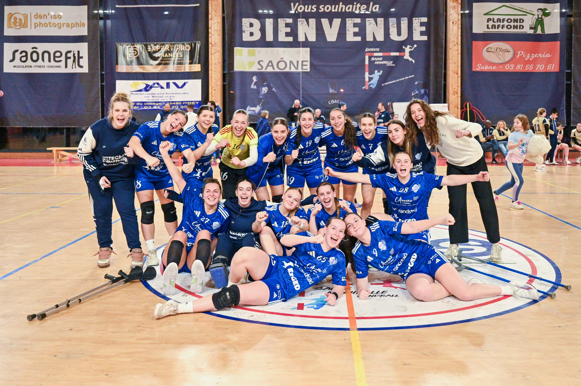 Équipe de handball féminine célébrant une victoire à Saône