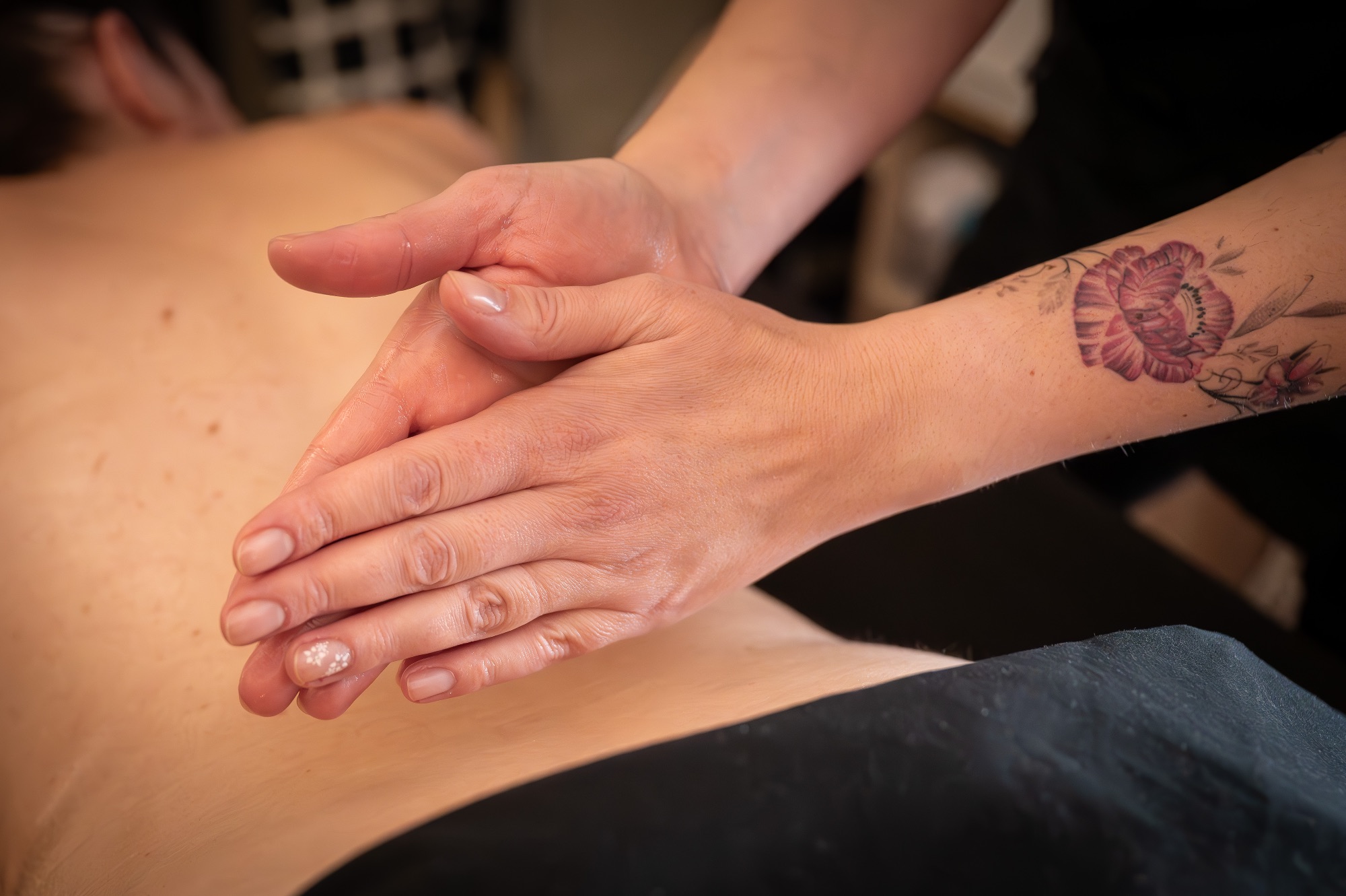 Mains d'un professionnel en séance photo de bien-être