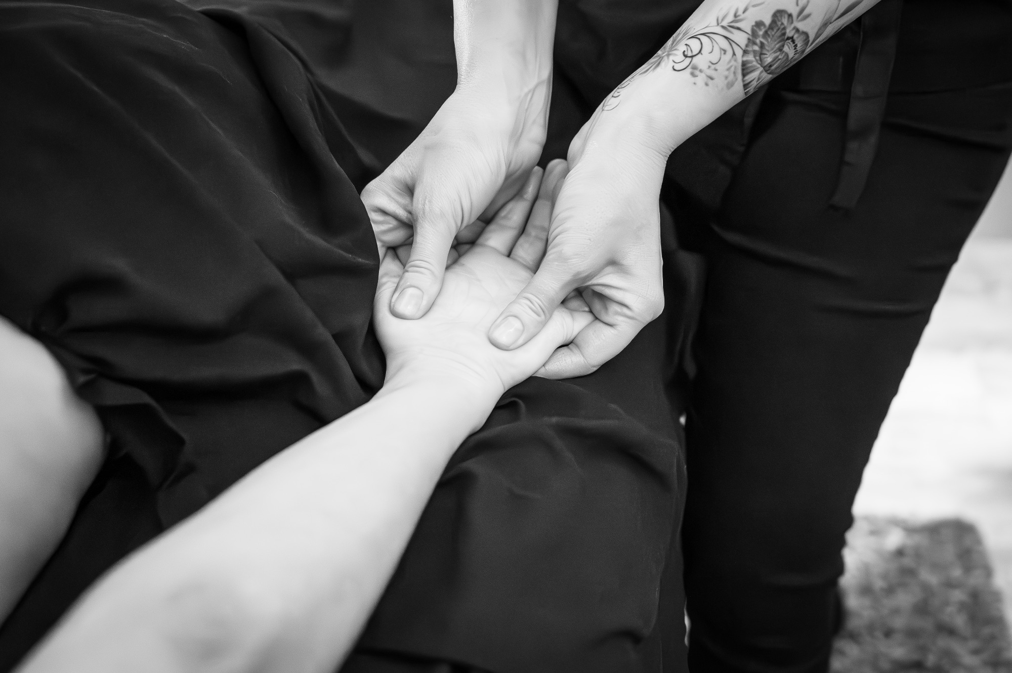 Deux mains se tenant, symbolisant l'amour et la connexion humaine.