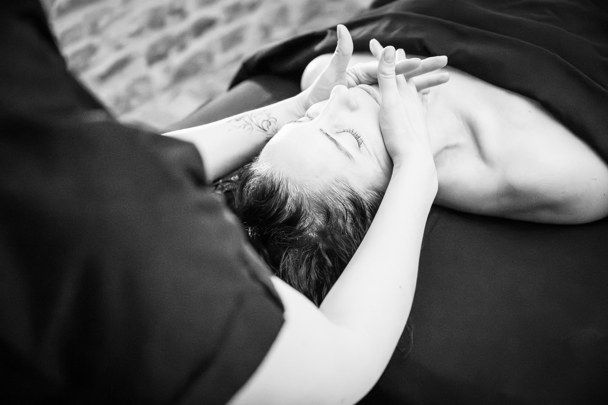 Séance de massage relaxant en studio par un professionnel.