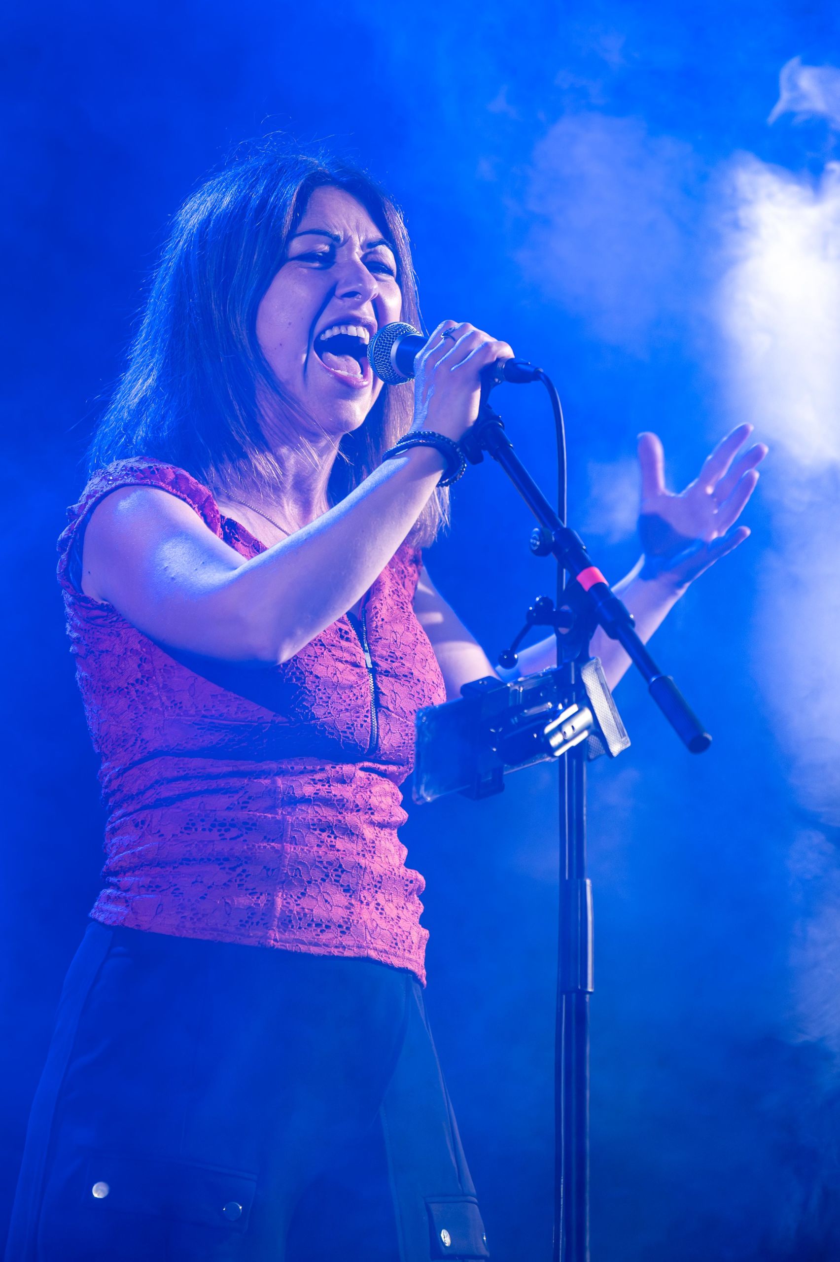 Chanteuse en concert, ambiance lumineuse et dynamique