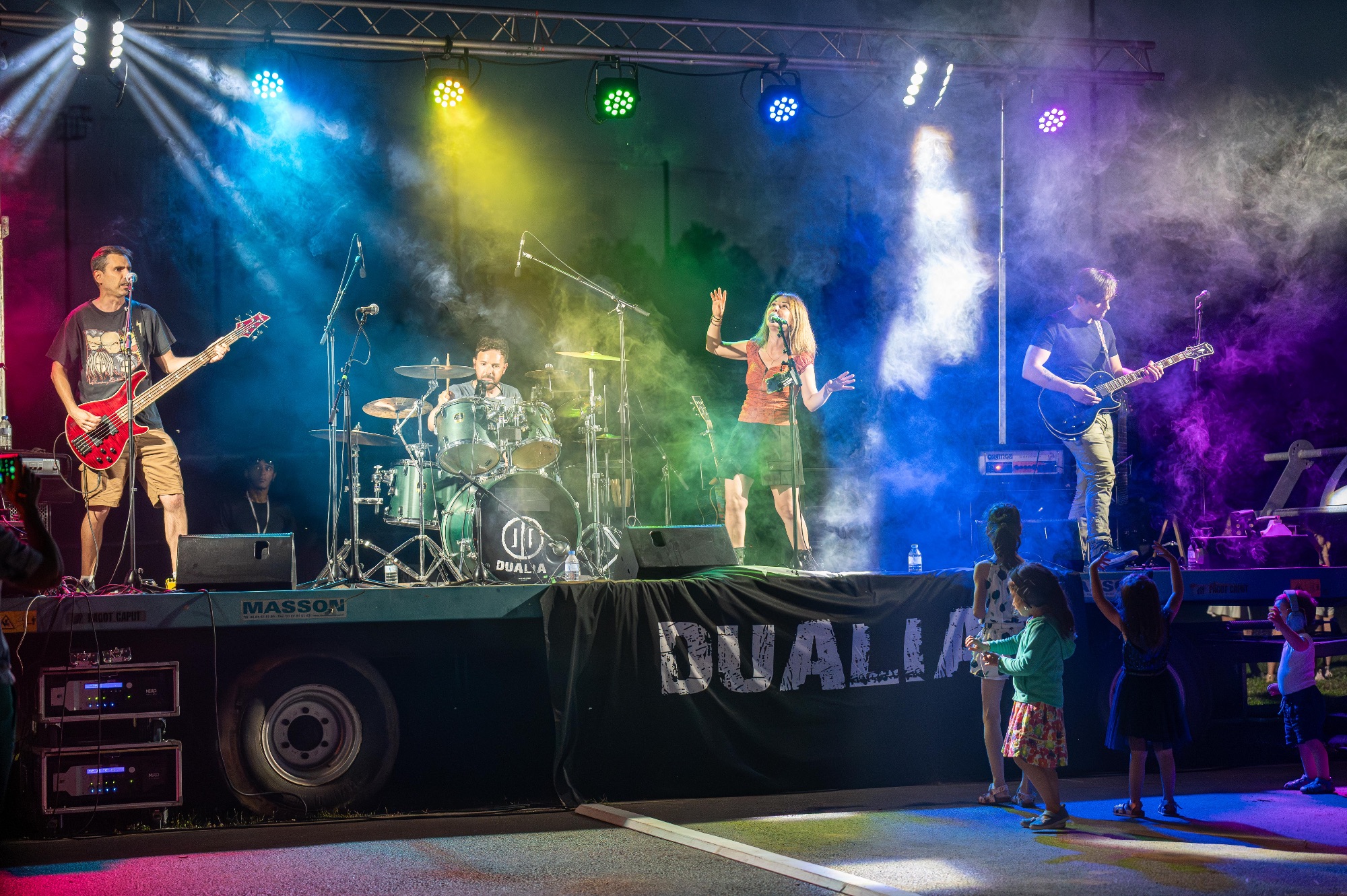 Concert du groupe Dualia avec des musiciens sur scène animée