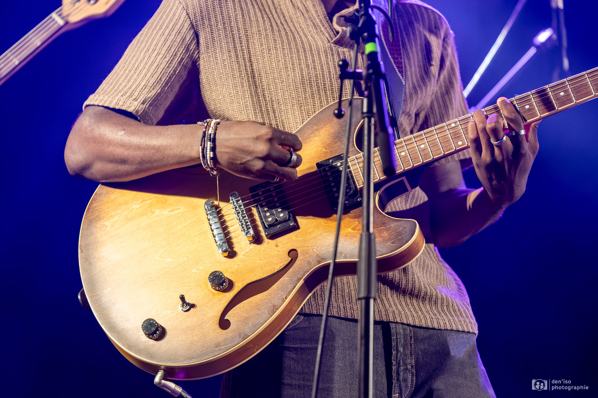 Musicien jouant de la guitare sur scène lors d'un concert