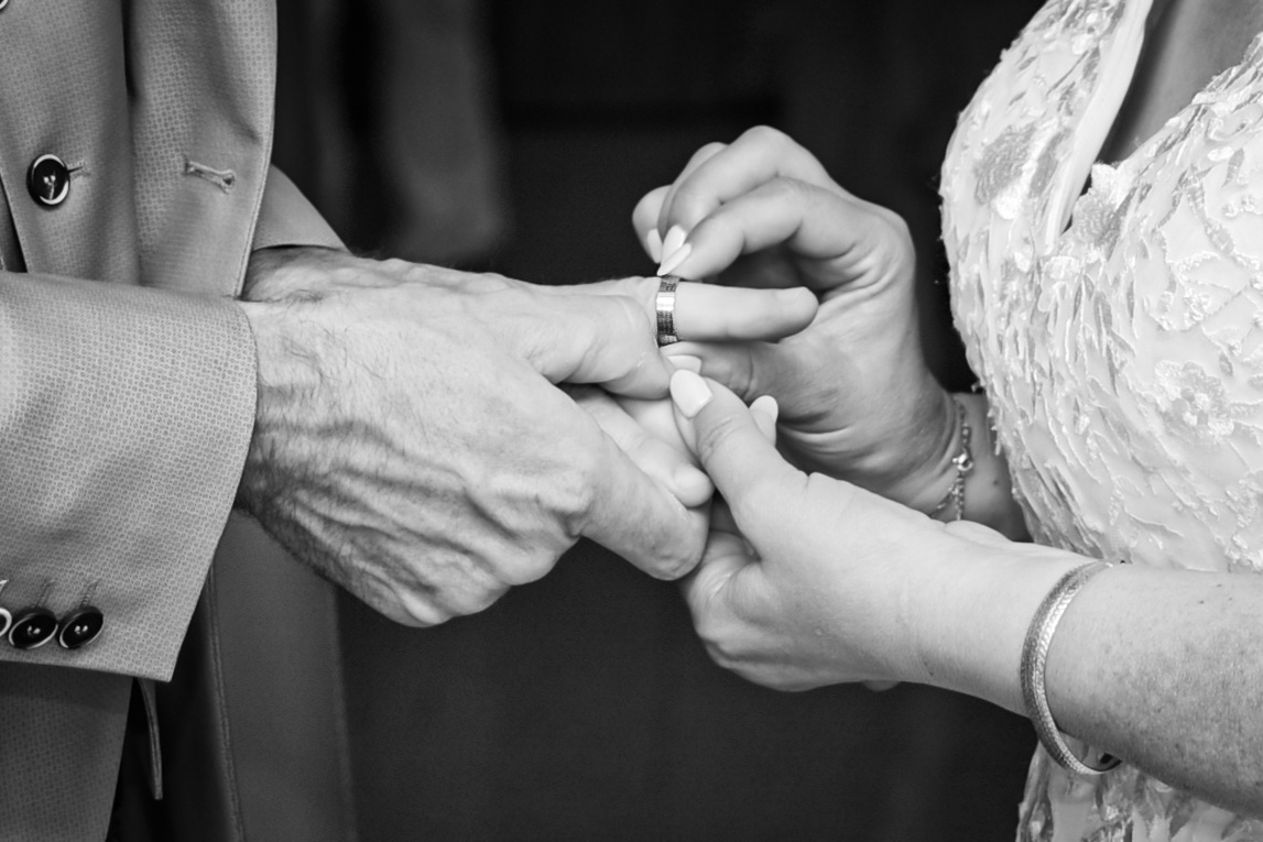 Échange des alliances lors d'un mariage en noir et blanc