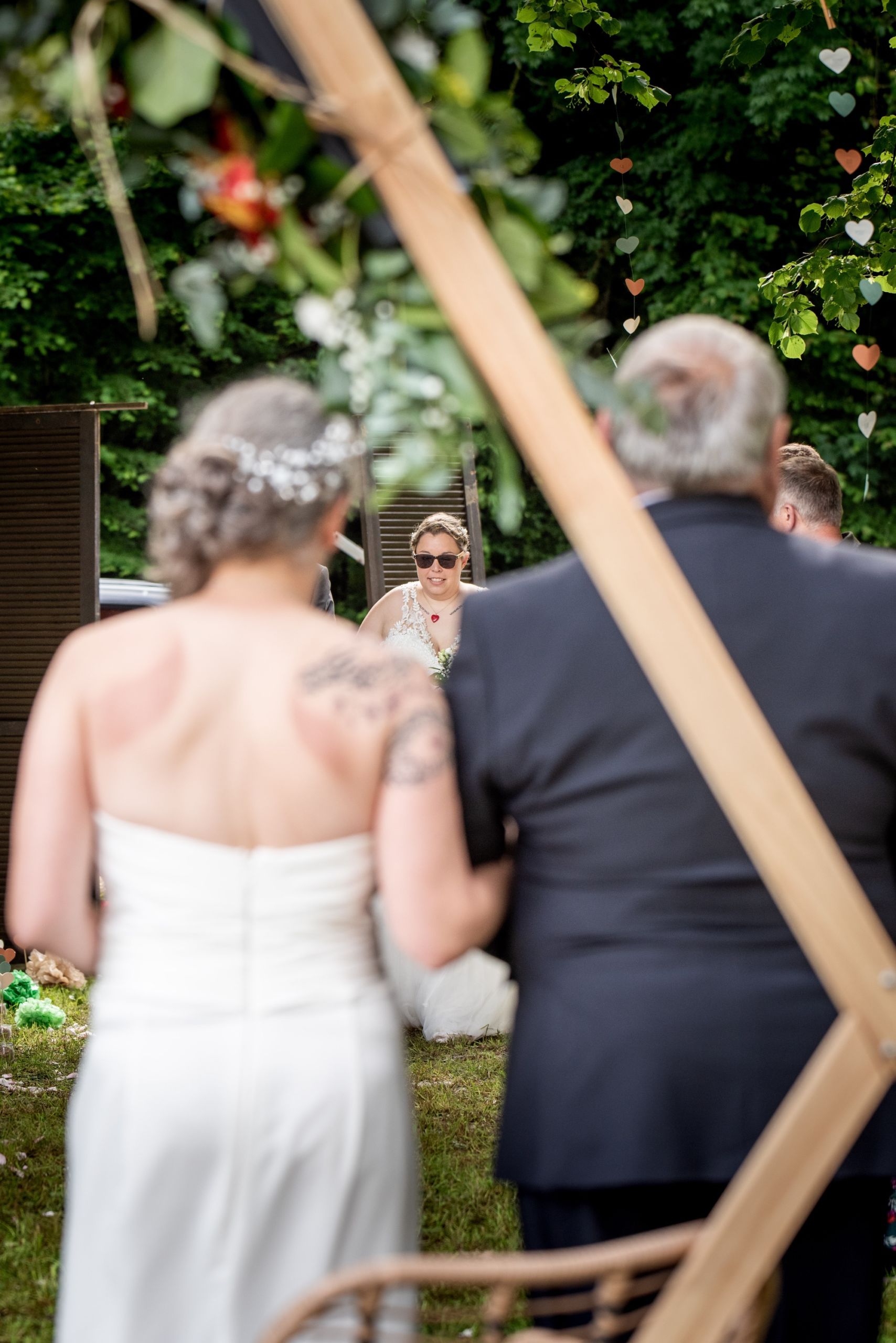 Cérémonie de mariage en extérieur avec les mariés et leurs invités.