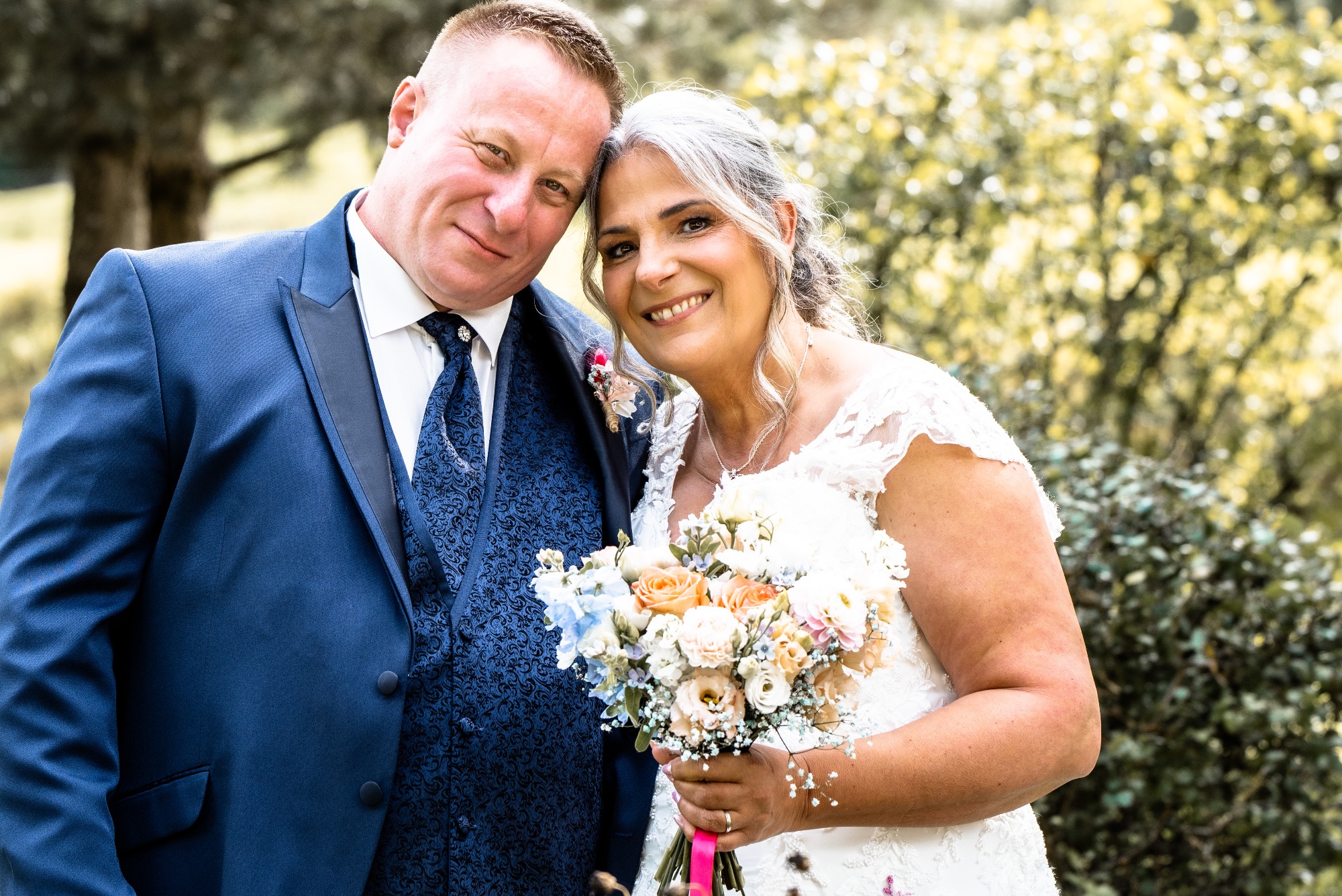 Couple heureux lors d'un reportage photo de mariage en extérieur.