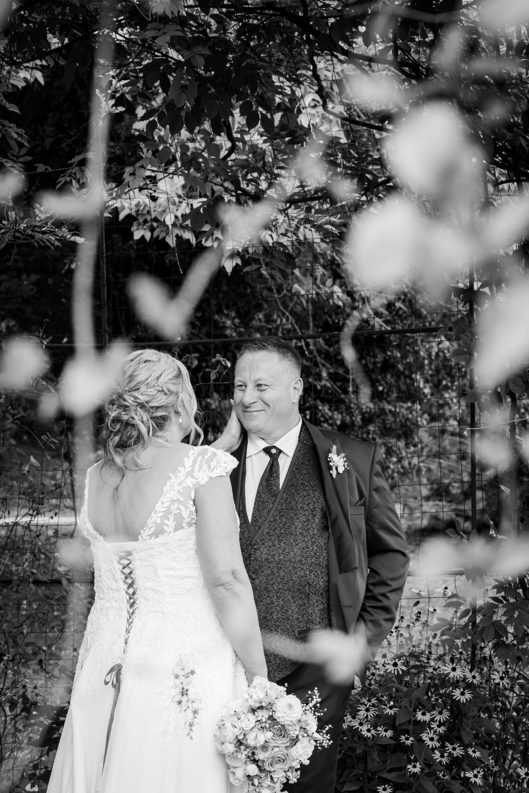 Couple de mariés en pleine nature, moment tendre et authentique.