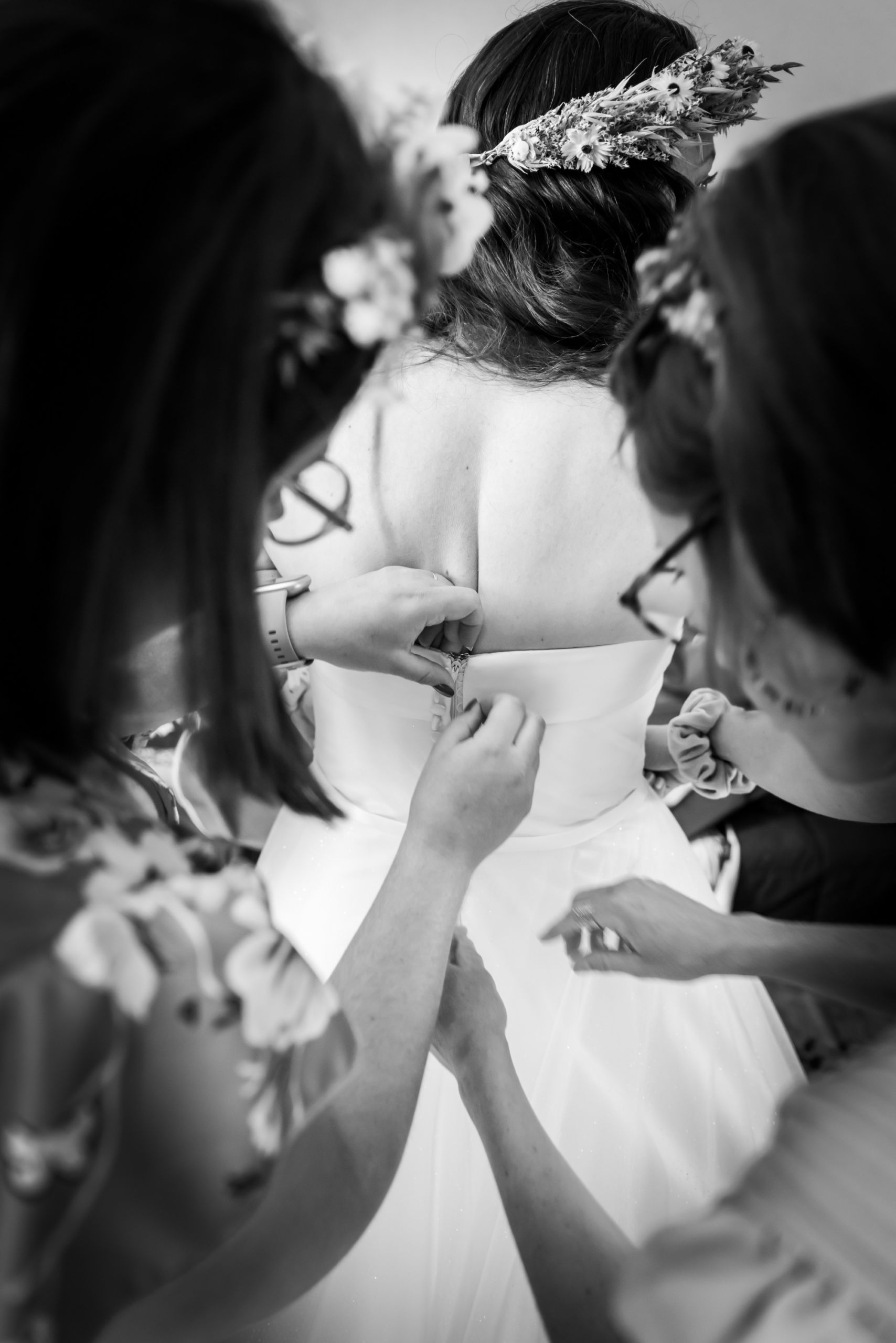 Préparation de la mariée avec ses proches avant le mariage.