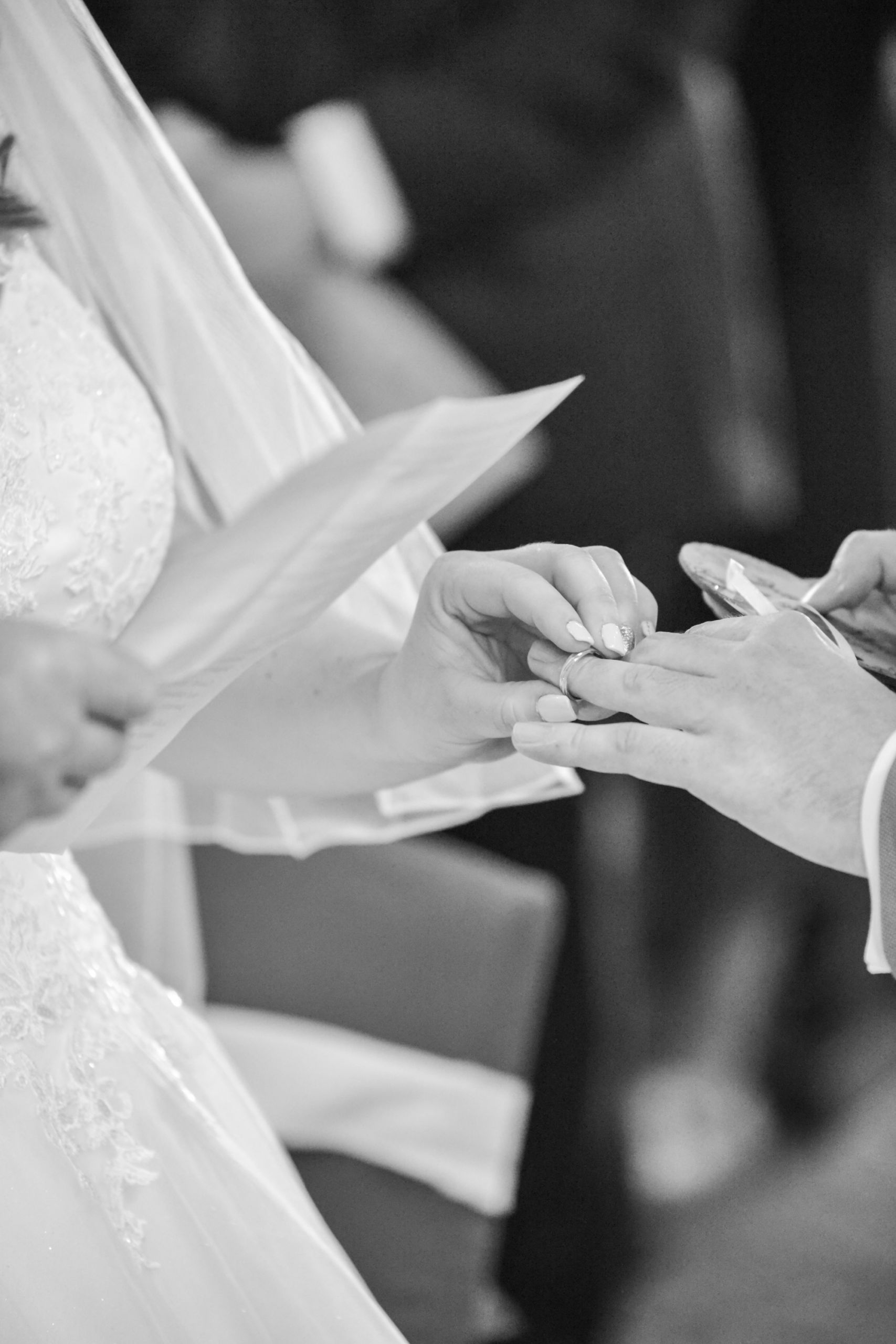 Échange des alliances lors d'un mariage, moment émouvant et authentique.
