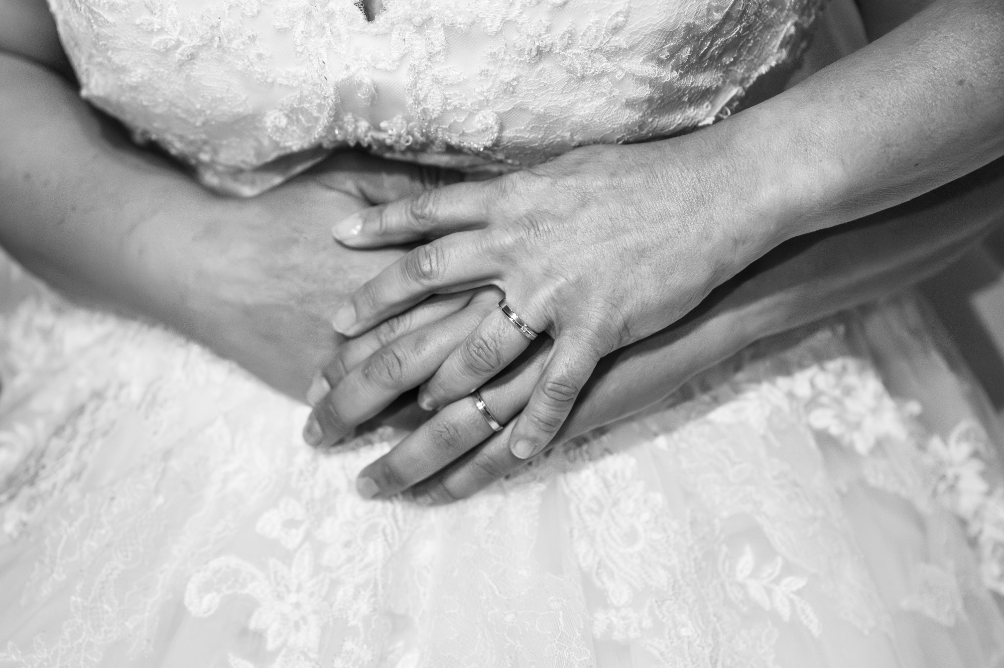 Détails des mains d'un couple marié avec leurs alliances.