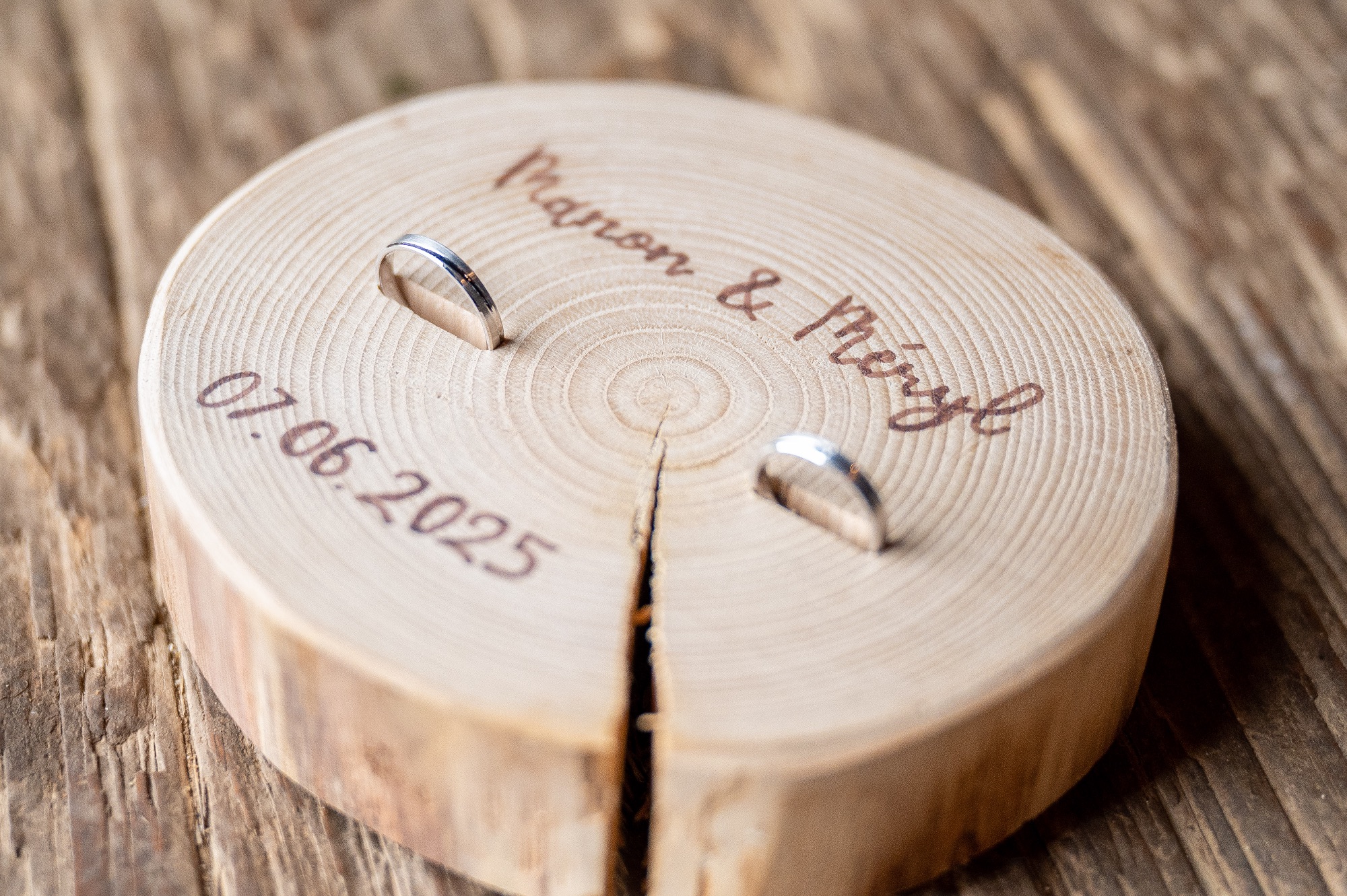 Alliance de mariage gravée sur un rondin de bois