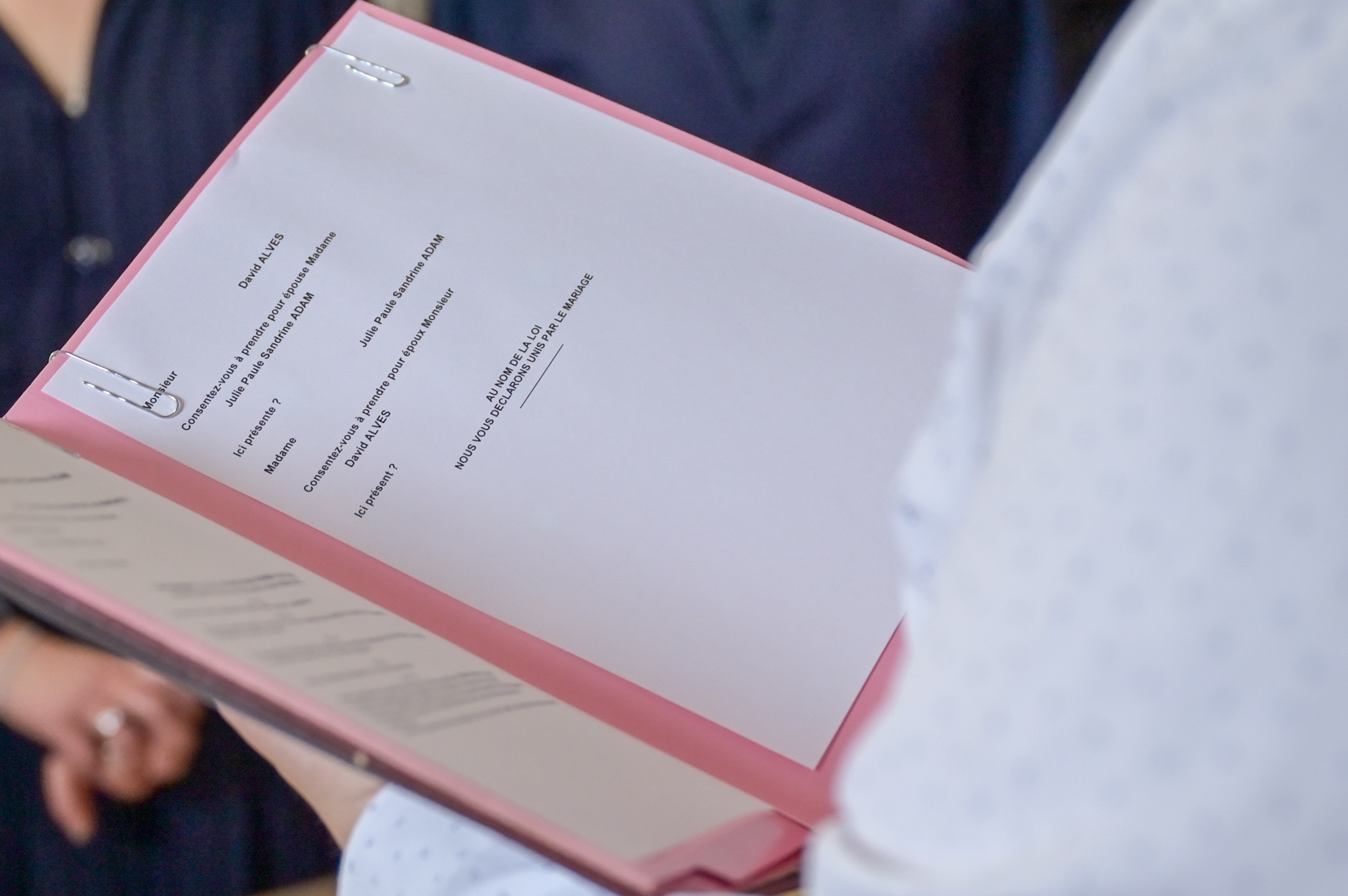 Document officiel tenu par un invité lors d'un mariage.